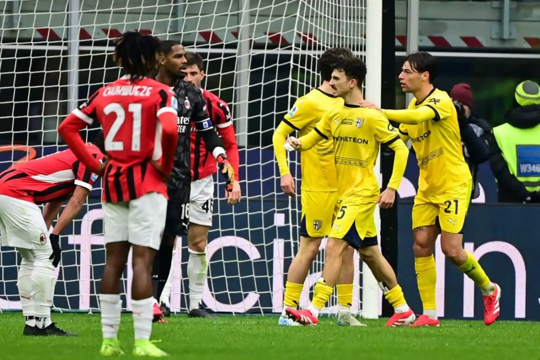 El defensa italiano del Parmaís #15 Enrico Delprato celebra después de marcar el segundo gol del equipo durante el partido de fútbol de la Serie A italiana entre el AC Milan y el Parma en el Estadio San Siro de Milán, el 26 de enero de 2025. (Foto de Piero CRUCIATTI / AFP)