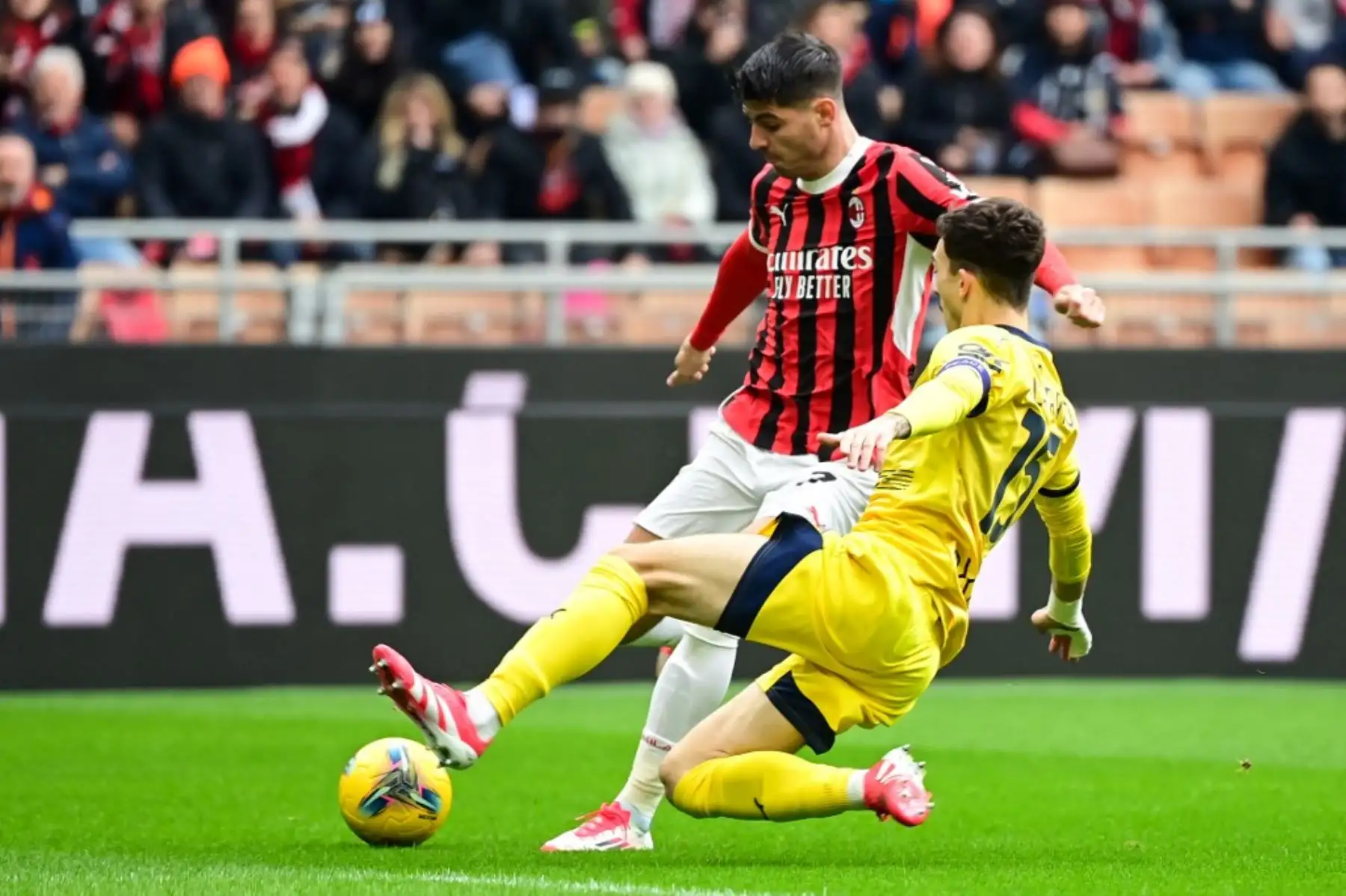 El delantero español del AC Milan #7 Álvaro Morata (L) lucha por el balón con el defensor italiano del Parma #15 Enrico Delprato durante el calentamiento previo al partido de fútbol de la Serie A italiana entre el AC Milán y el Parma en el Estadio San Siro de Milán, el 26 de enero de 2025. (Foto de Piero CRUCIATTI / AFP)