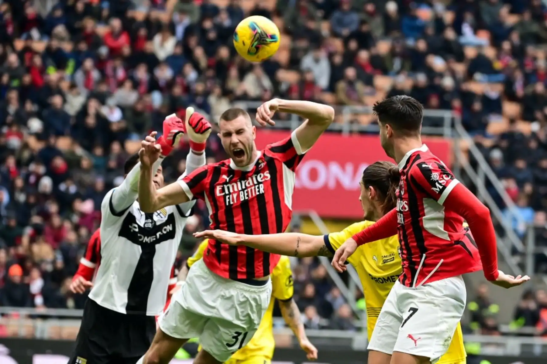 El portero japonés del Parmaís Zion Suzuki (izquierda) boxea el balón junto al defensa serbio del AC Milan #31 Strahinja Pavlovic durante el partido de fútbol de la Serie A italiana entre el AC Milan y el Parma en el Estadio San Siro de Milán, el 26 de enero de 2025. (Foto de Piero CRUCIATTI / AFP)