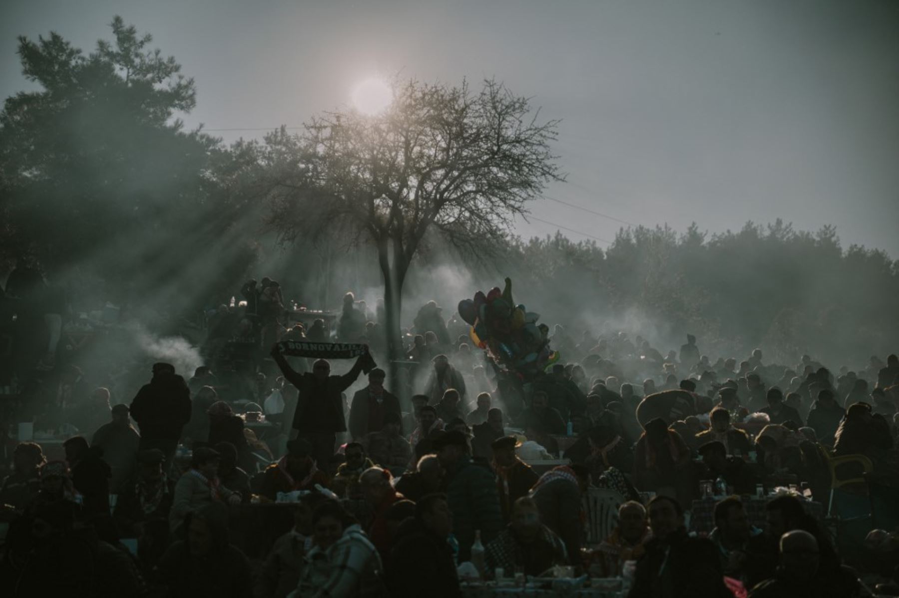 Los asistentes se reúnen durante el Festival de Lucha de Camellos de Selcuk en la ciudad de Selcuk, cerca de la ciudad costera de Izmir, en el oeste de Turquía, el 19 de enero de 2025. El festival de lucha de camellos de Selcuk en Turquía se remonta a más de 2400 años y se originó entre las tribus nómadas turcas. Hoy, la liga de lucha de camellos de Turquía organiza más de 30 eventos en todo el país durante la temporada de noviembre a marzo. (Foto de Ozan KOSE / AFP)