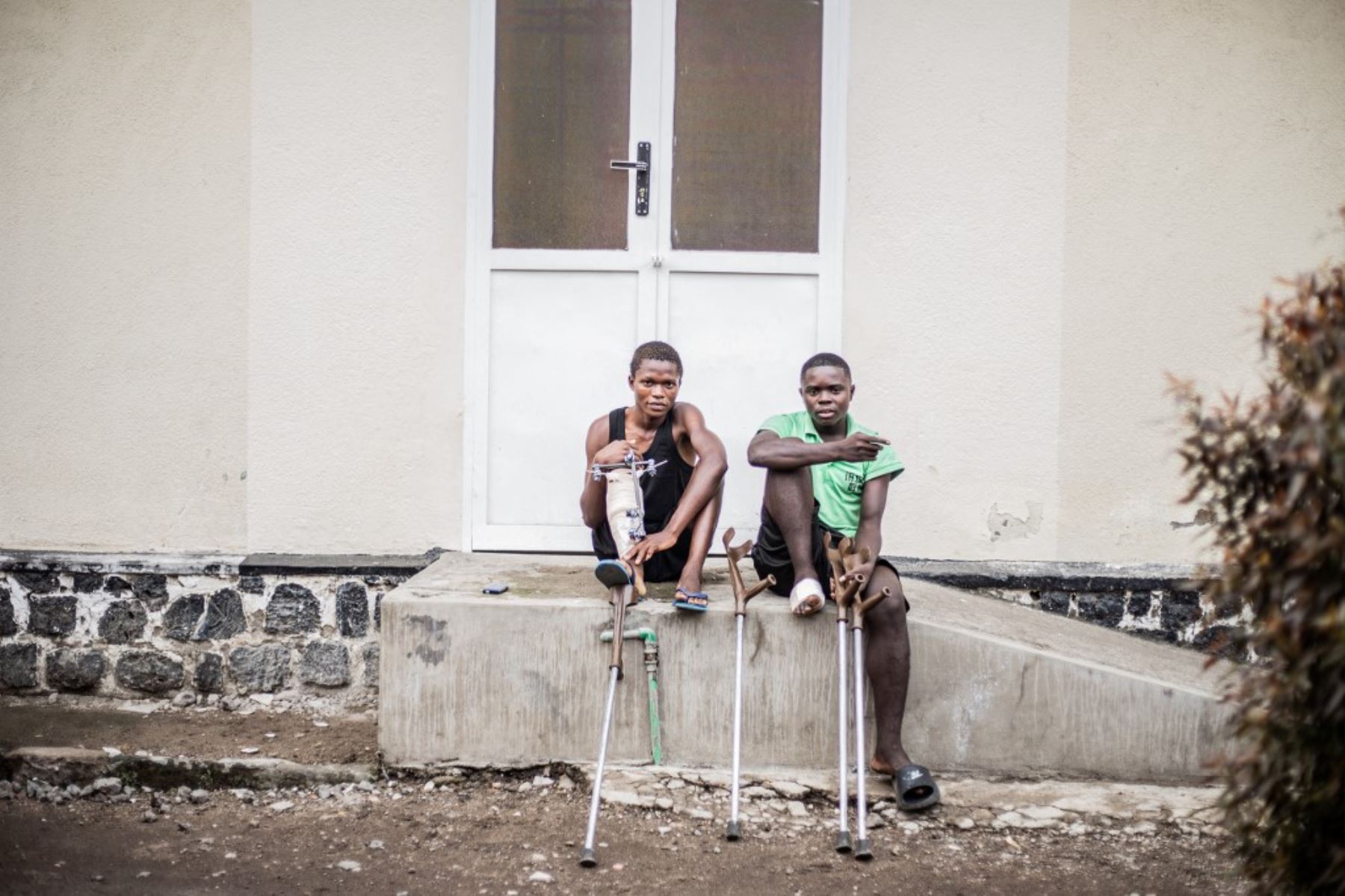 Un paciente con una lesión en la pierna (L) se sienta junto a un paciente (R) de Pinga, en el territorio de Masisi, disparado en el pie derecho, en el hospital del CICR, en Goma, el 20 de enero de 2025. Más de 230.000 personas han huido de la violencia en el este de la República Democrática del Congo desde principios de año, dijeron las Naciones Unidas el 17 de enero de 2025, calificándola como una de las crisis humanitarias "más alarmantes" del mundo. Las provincias orientales ricas en recursos de Kivu del