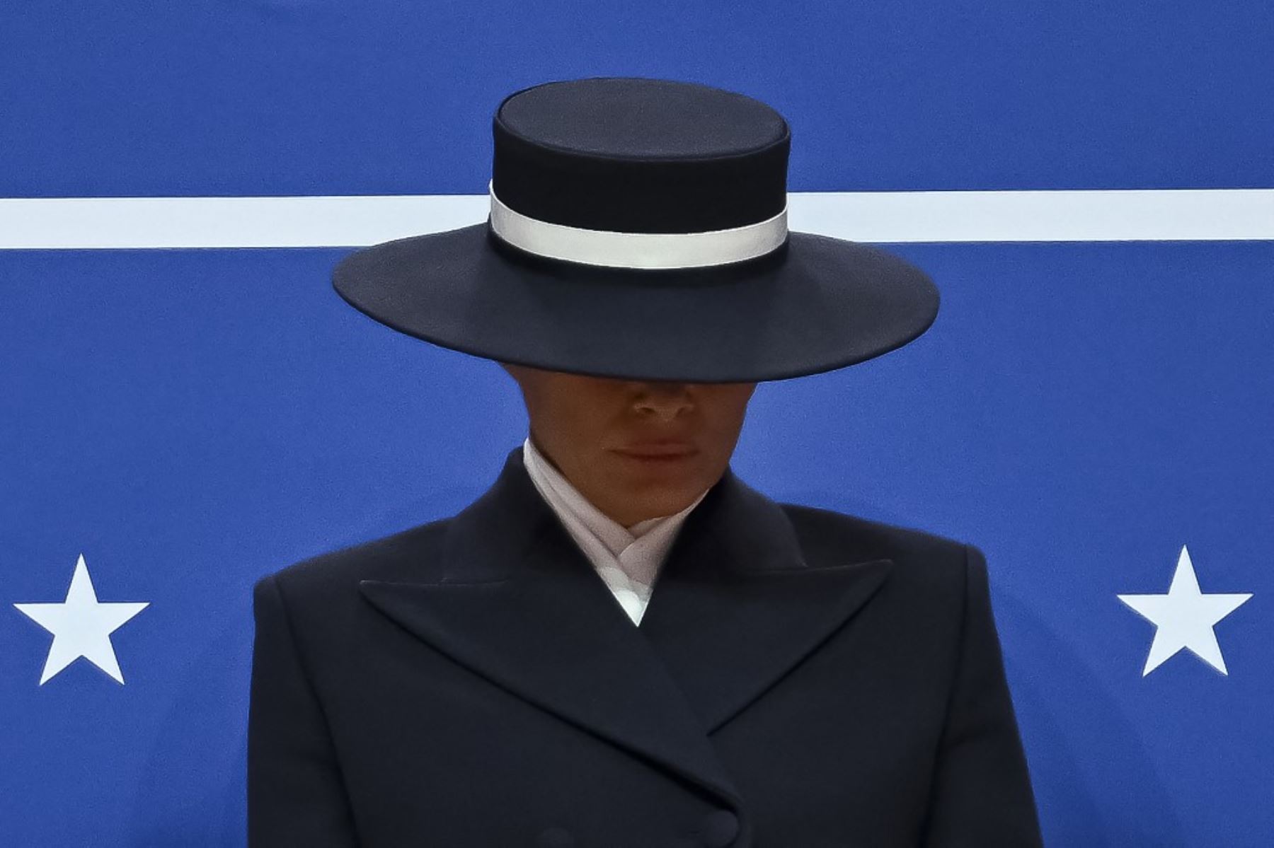 La primera dama Melania Trump asiste al desfile inaugural dentro del Capital One Arena, en Washington, DC, el 20 de enero de 2025. (Foto de ANGELA WEISS / AFP)