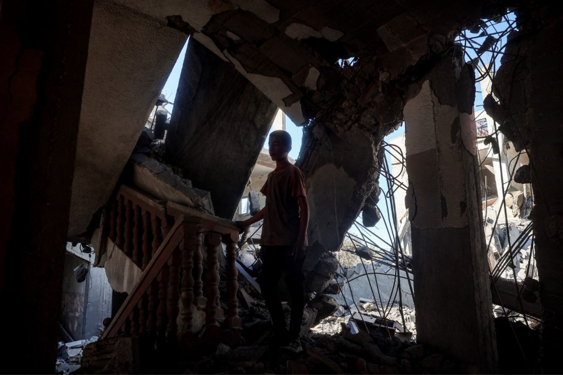 Un niño se encuentra en la escalera de un edificio muy dañado en Rafah, en el sur de la Franja de Gaza, el 21 de enero de 2025, mientras los residentes regresan después de un acuerdo de alto el fuego en la guerra entre Israel y Hamas en el territorio palestino. (Foto de Eyad BABA / AFP)