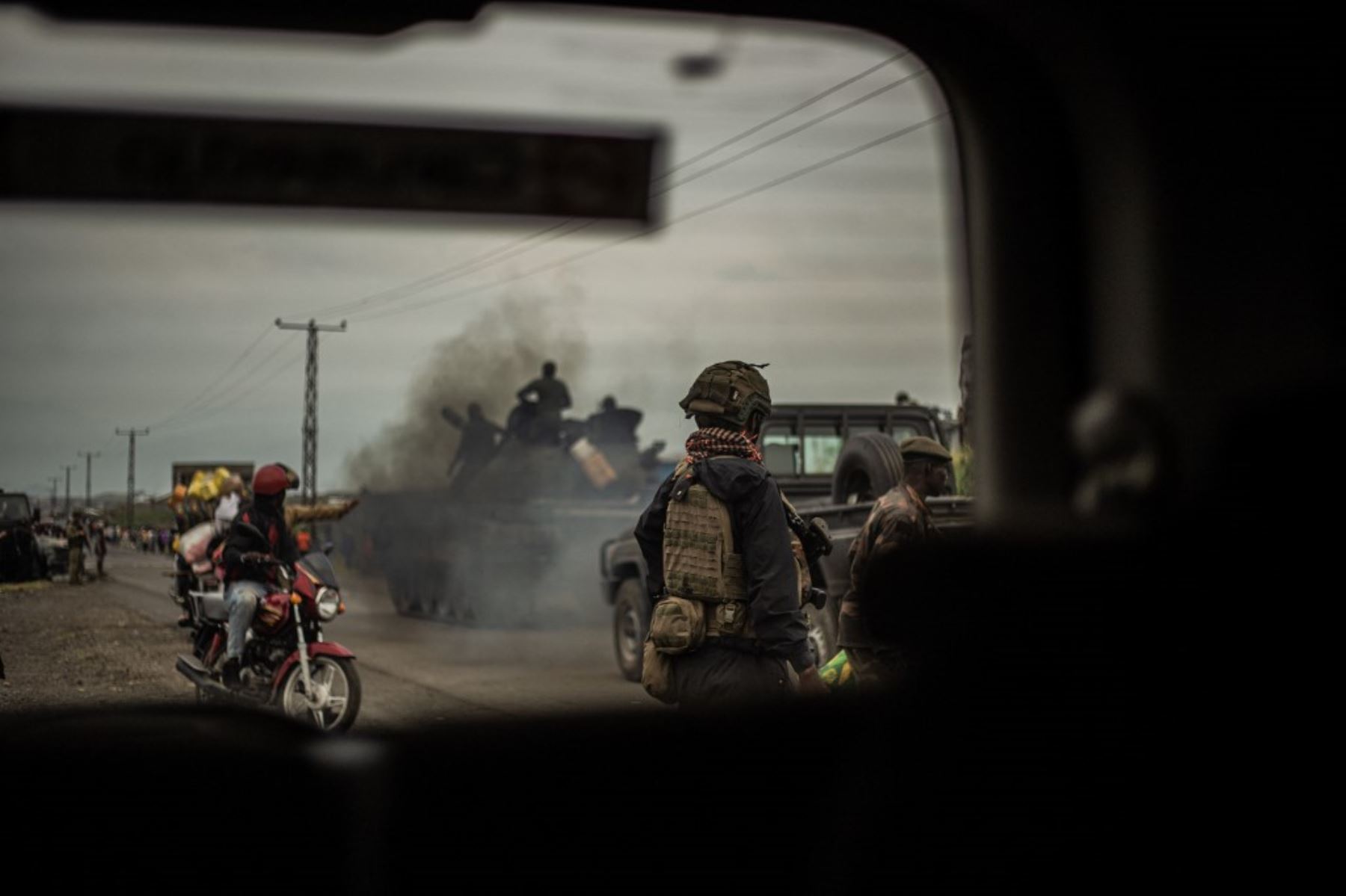 Soldados de las Fuerzas Armadas de la República Democrática del Congo (FARDC) cabalgan encima de un tanque mientras avanzan hacia Sake, 25 km al noroeste de Goma, el 23 de enero de 2025. Una llanura estéril rodeada de picos volcánicos y donde los refugios son raros: en este paisaje lunar, el ejército congoleño está luchando para detener el avance de la M23 hacia Goma, una ciudad en el este de la República Democrática del Congo. (Foto de Jospin Mwisha / AFP)