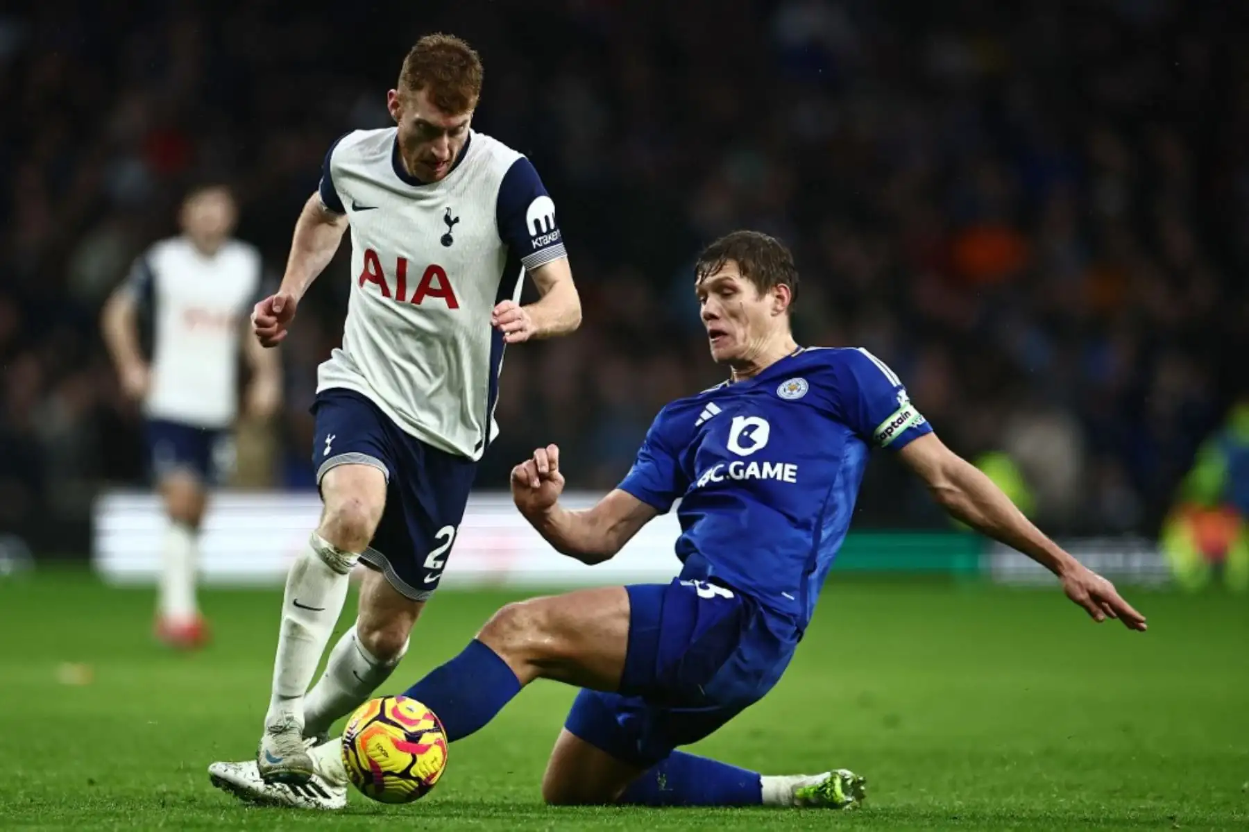 El centrocampista sueco #21 del Tottenham Hotspur, Dejan Kulusevski (L), compite con el defensor danés del Leicester City #23 Jannik Vestergaard (R) durante el partido de fútbol de la Premier League inglesa entre el Tottenham Hotspur y el Leicester City en el estadio del Tottenham Hotspur de Londres, el 26 de enero de 2025. (Foto de HENRY NICHOLLS / AFP)