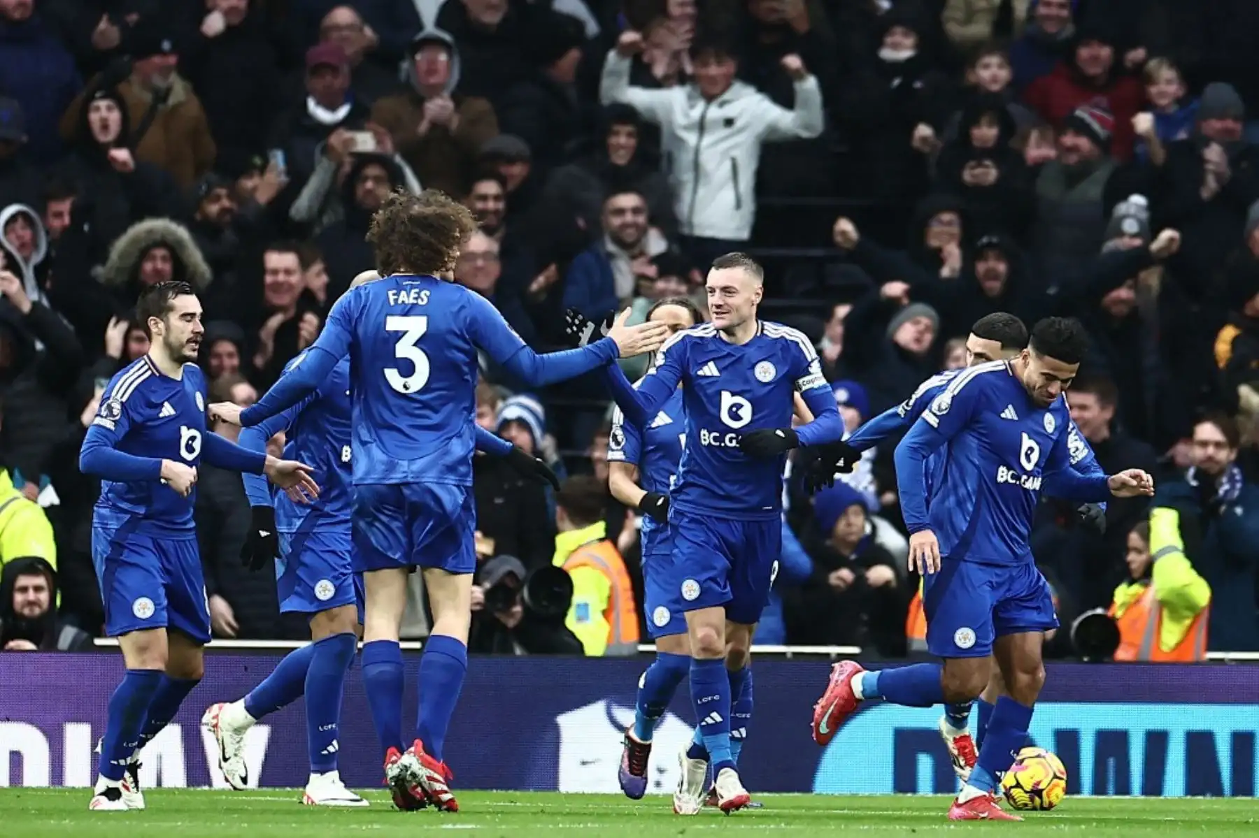 El delantero inglés del Leicester City #09 Jamie Vardy (C) celebra con sus compañeros de equipo después de anotar su primer gol durante el partido de fútbol de la Premier League inglesa entre el Tottenham Hotspur y el Leicester City en el estadio del Tottenham Hotspur de Londres, el 26 de enero de 2025. (Foto de HENRY NICHOLLS / AFP)