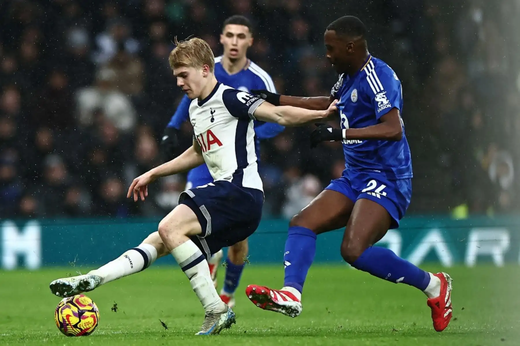 El centrocampista sueco #15 del Tottenham Hotspur, Lucas Bergvall (L), compite con el centrocampista francés del Leicester City #24 Boubakary Soumare (R) durante el partido de fútbol de la Premier League inglesa entre el Tottenham Hotspur y el Leicester City en el estadio del Tottenham Hotspur de Londres, el 26 de enero de 2025. (Foto de HENRY NICHOLLS / AFP)