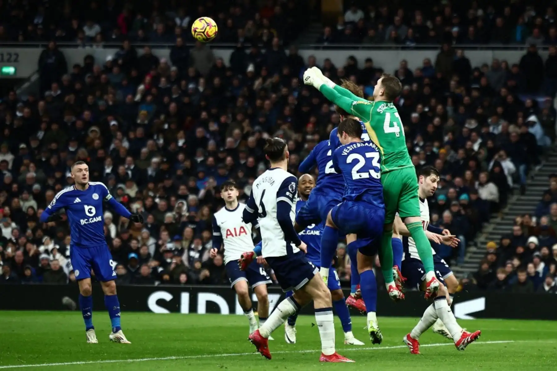 El portero polaco del Leicester City #41, Jakub Stolarczyk, golpea el balón durante el partido de fútbol de la Premier League inglesa entre el Tottenham Hotspur y el Leicester City en el estadio del Tottenham Hotspur de Londres, el 26 de enero de 2025. (Foto de HENRY NICHOLLS / AFP)