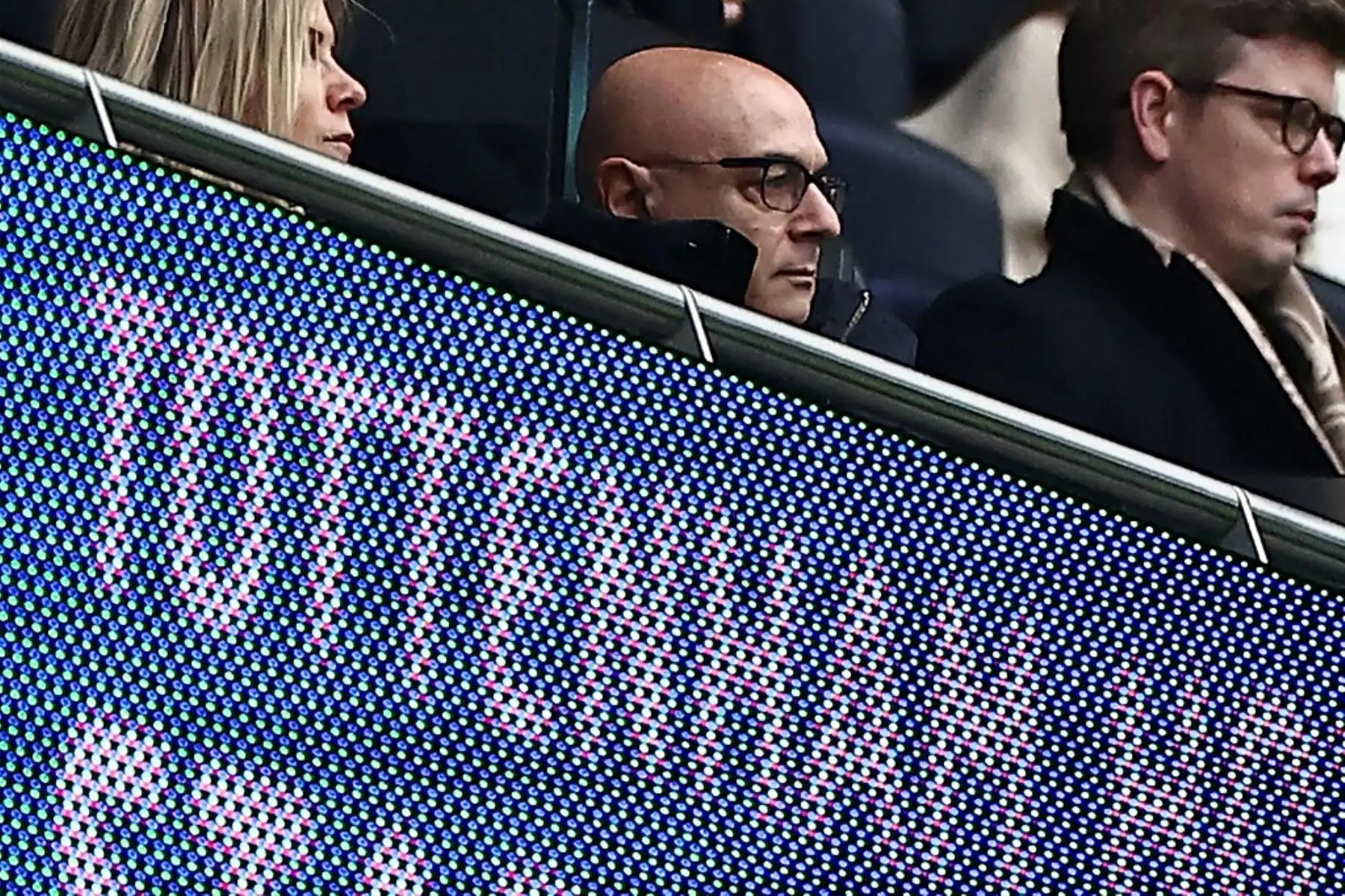 El presidente inglés del Tottenham Hotspur, Daniel Levy (C), observa durante el partido de fútbol de la Premier League inglesa entre el Tottenham Hotspur y el Leicester City en el estadio del Tottenham Hotspur de Londres, el 26 de enero de 2025. (Foto de HENRY NICHOLLS / AFP)