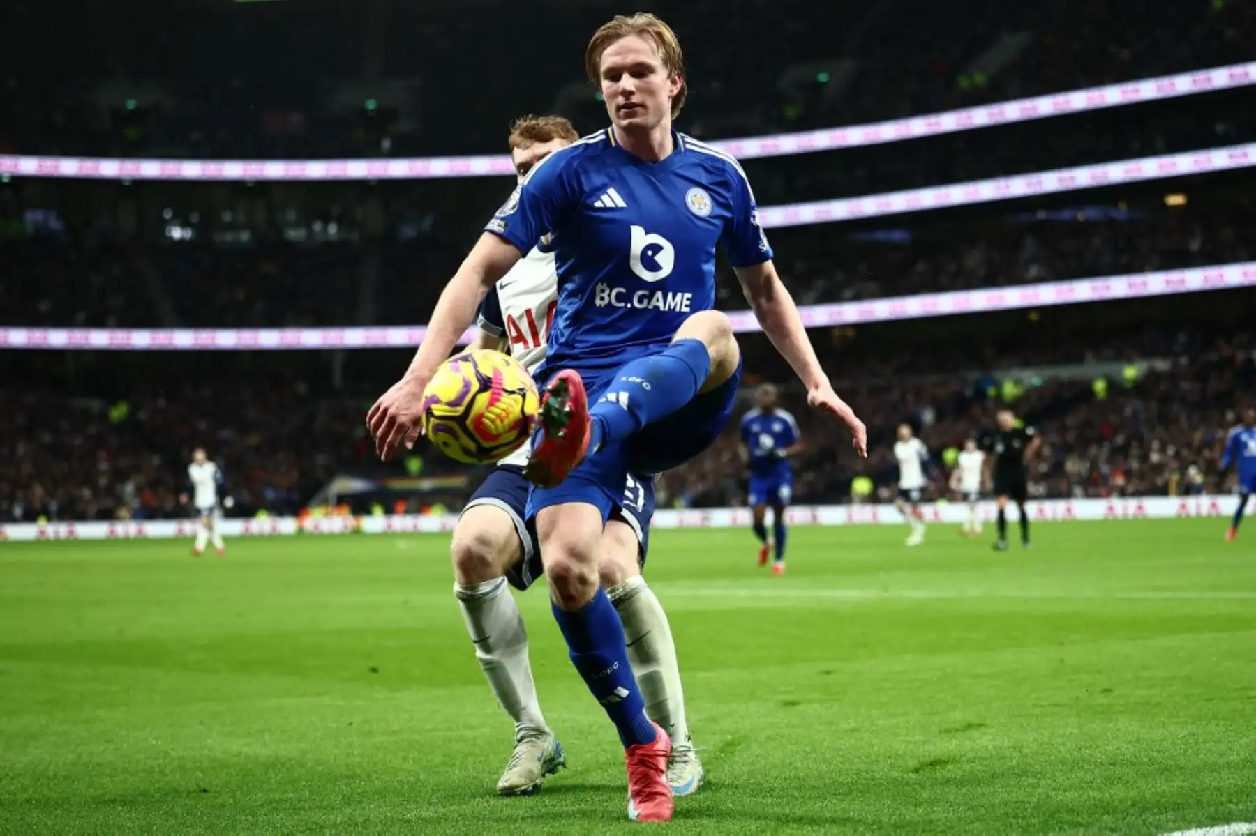 El defensa danés #16 del Leicester City, Victor Kristiansen, controla el balón durante el partido de fútbol de la Premier League inglesa entre el Tottenham Hotspur y el Leicester City en el estadio Tottenham Hotspur de Londres, el 26 de enero de 2025. (Foto de HENRY NICHOLLS / AFP)