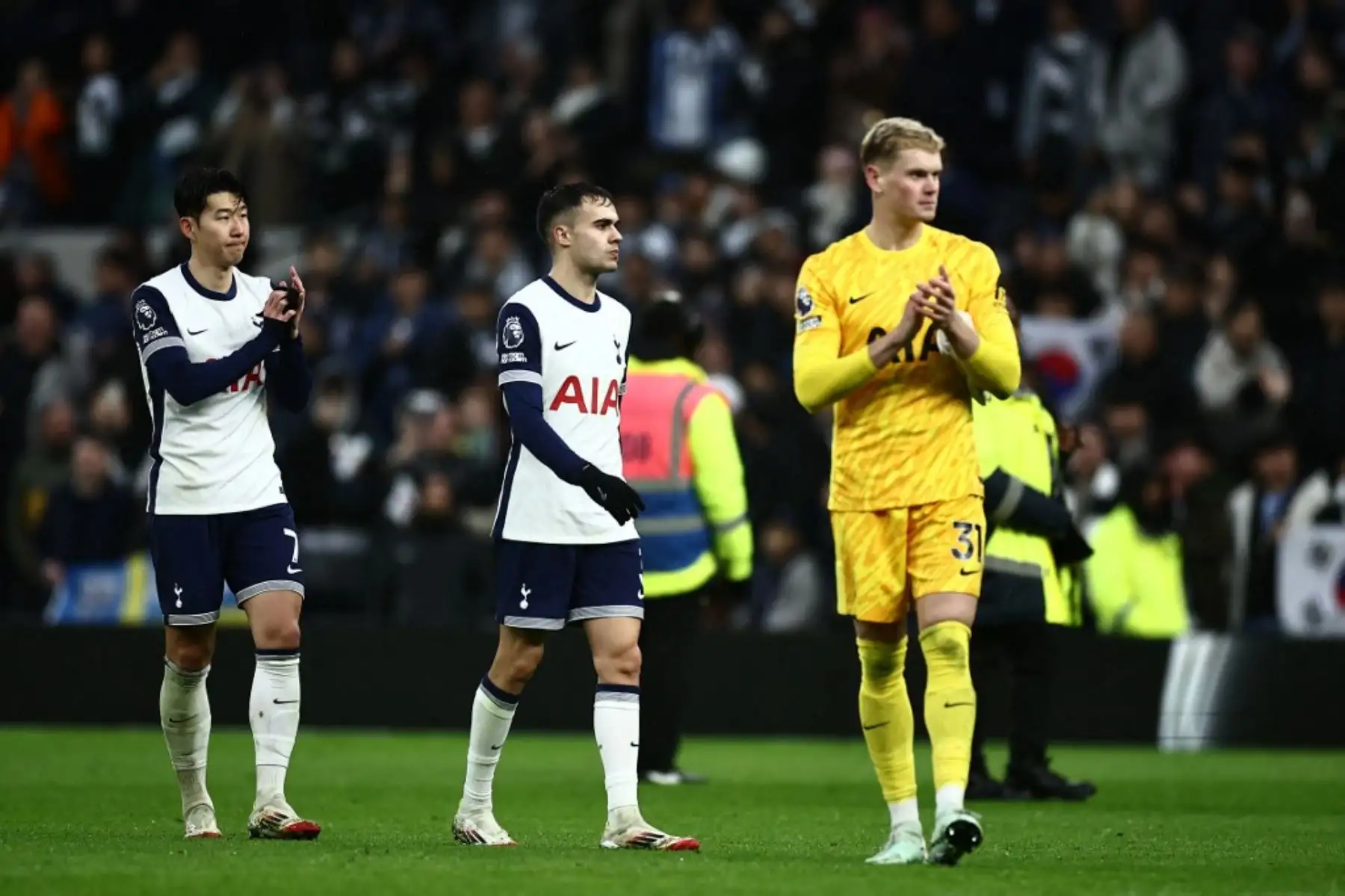 El delantero surcoreano del Tottenham Hotspur #07 Son Heung-Min (izquierda), el defensa español del Tottenham Hotspur #03 Sergio Reguilon (C) y el portero checo del Tottenham Hotspur #31 Antonin Kinsky (R) reaccionan a su derrota en el campo después del partido de fútbol de la Premier League inglesa entre el Tottenham Hotspur y el Leicester City en el estadio del Tottenham Hotspur de Londres, el 26 de enero de 2025. Leicester ganó el partido 2-1. (Foto de HENRY NICHOLLS / AFP)