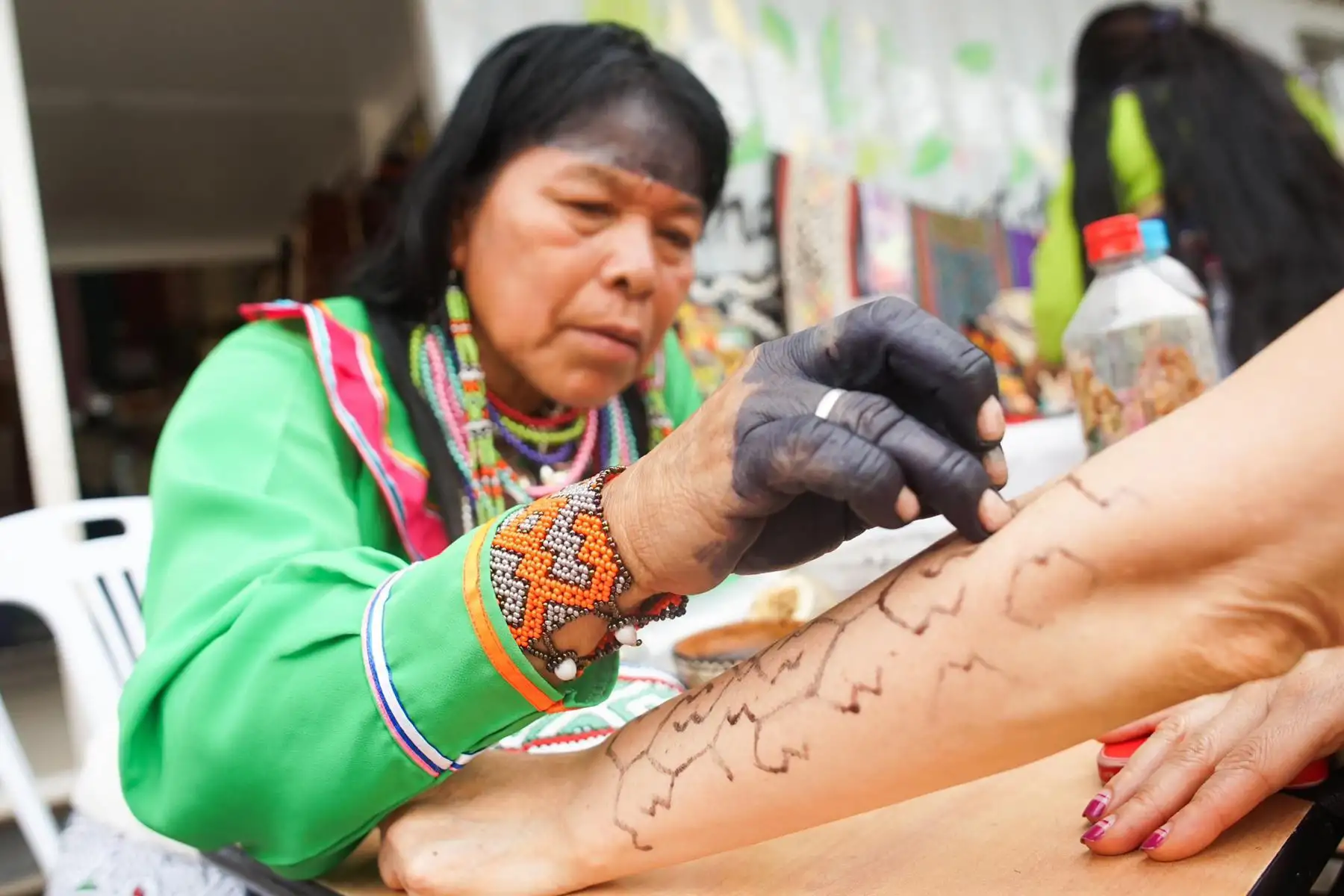 Más de 200 mujeres del pueblo indígena Shipibo-konibo participan en el Festival Intercultural “Non Shinanbo, nuestra inspiración” en la zona asentada de Cantagallo donde se promueve la valoración de sus conocimientos tradicionales y emprendimientos.
Foto: Mincul