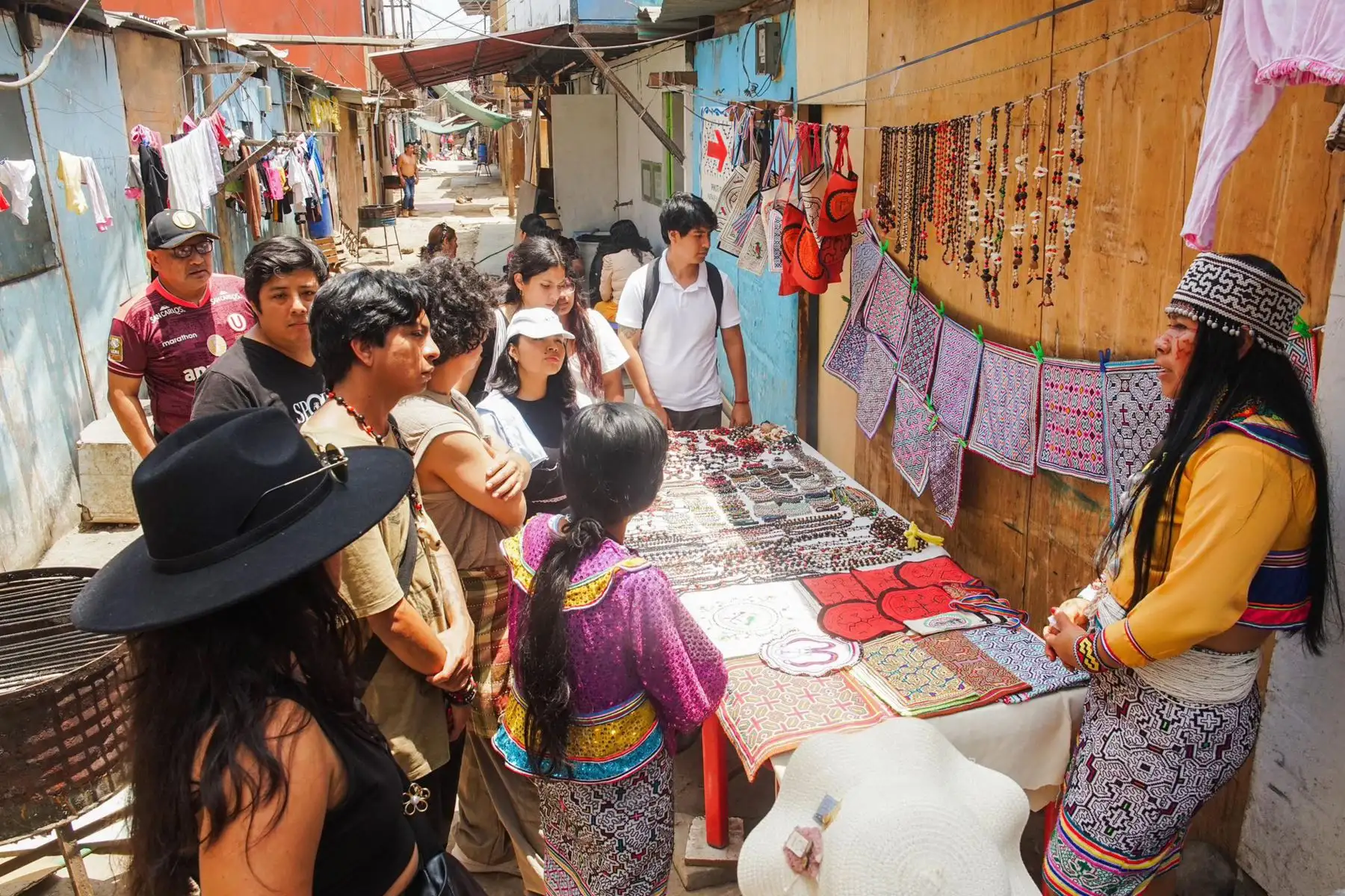 Más de 200 mujeres del pueblo indígena Shipibo-konibo participan en el Festival Intercultural “Non Shinanbo, nuestra inspiración” en la zona asentada de Cantagallo donde se promueve la valoración de sus conocimientos tradicionales y emprendimientos.
Foto: Mincul