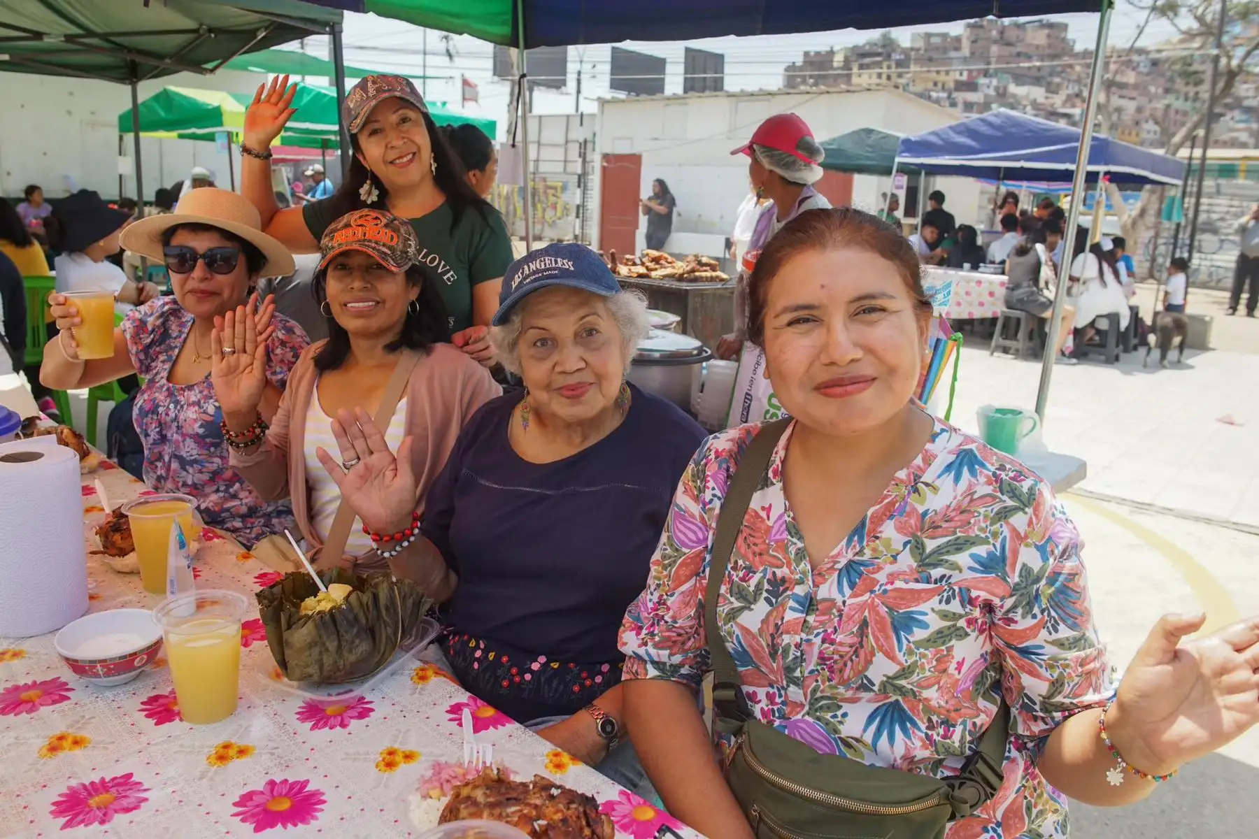 Más de 200 mujeres del pueblo indígena Shipibo-konibo participan en el Festival Intercultural “Non Shinanbo, nuestra inspiración” en la zona asentada de Cantagallo donde se promueve la valoración de sus conocimientos tradicionales y emprendimientos.
Foto: Mincul
