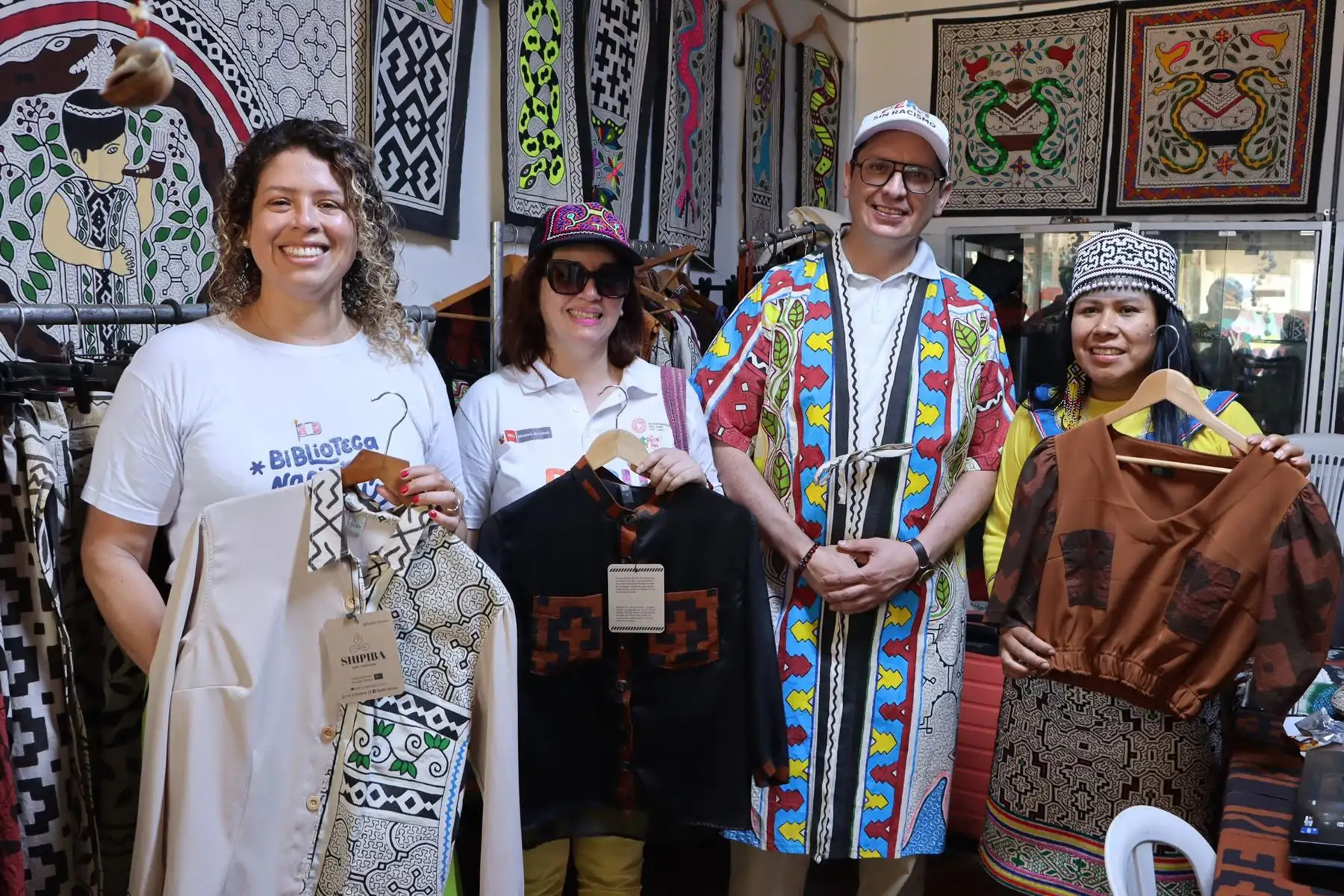 Más de 200 mujeres del pueblo indígena Shipibo-konibo participan en el Festival Intercultural “Non Shinanbo, nuestra inspiración” en la zona asentada de Cantagallo donde se promueve la valoración de sus conocimientos tradicionales y emprendimientos.
Foto: Mincul
