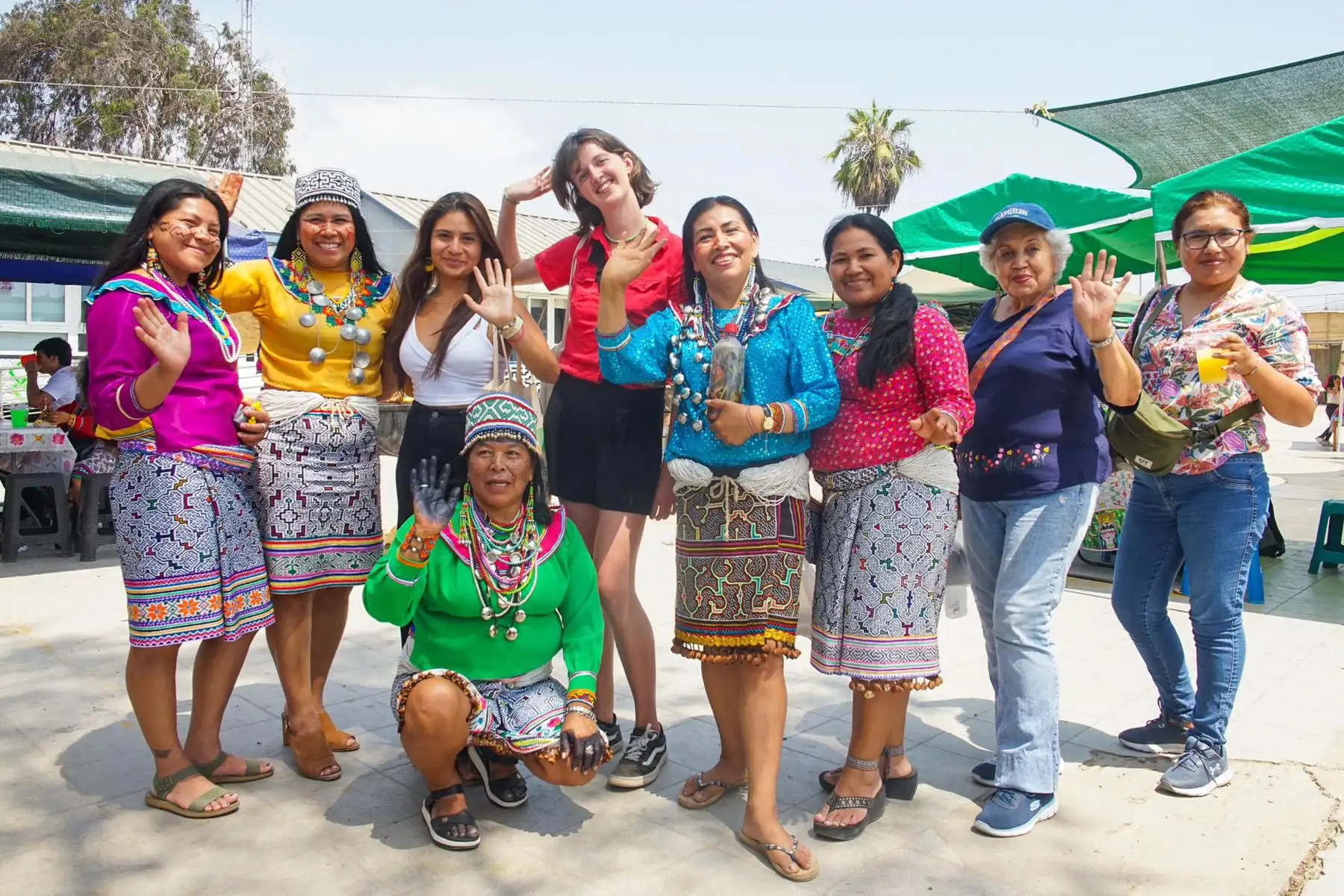 Más de 200 mujeres del pueblo indígena Shipibo-konibo participan en el Festival Intercultural “Non Shinanbo, nuestra inspiración” en la zona asentada de Cantagallo donde se promueve la valoración de sus conocimientos tradicionales y emprendimientos.
Foto: Mincul