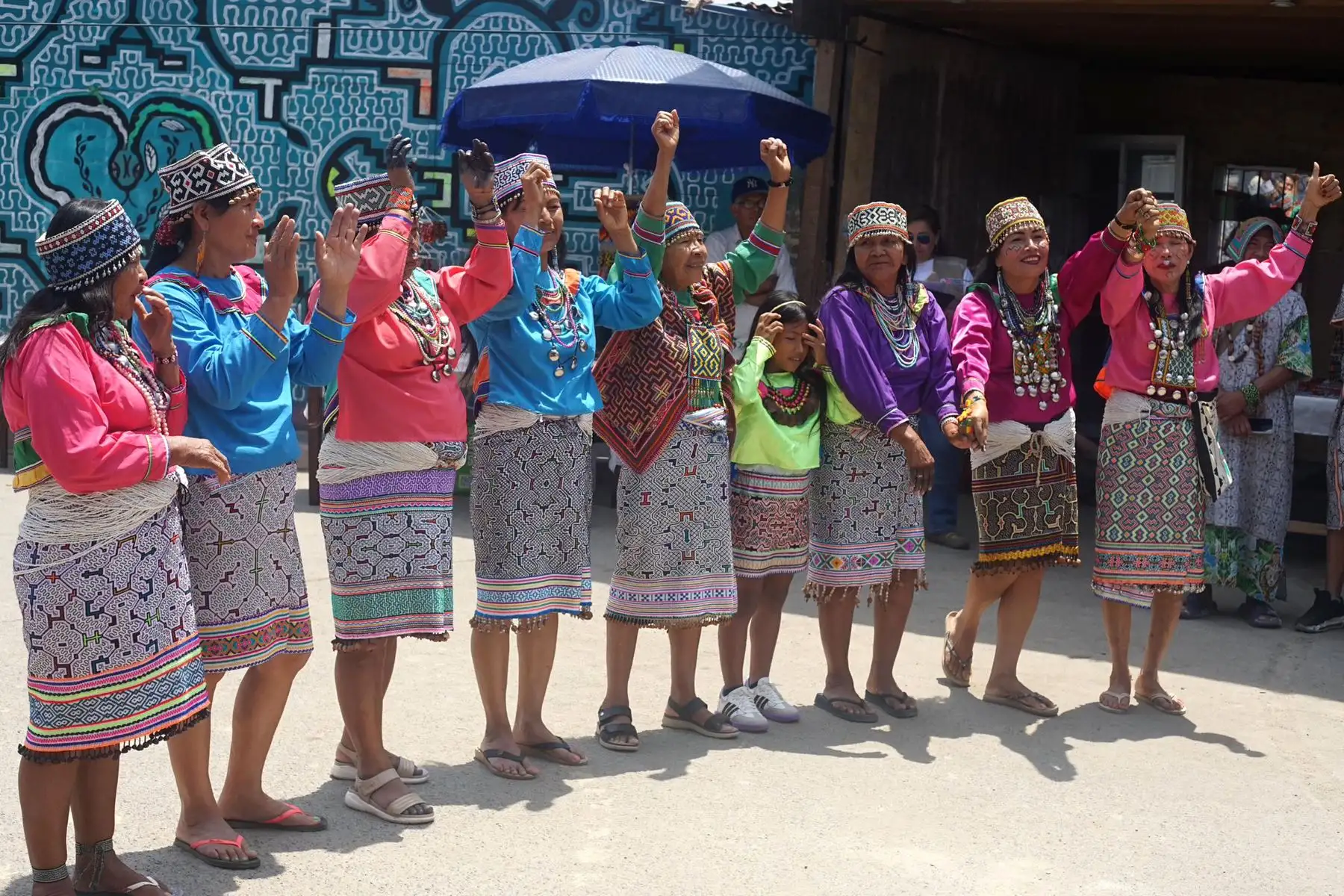 Más de 200 mujeres del pueblo indígena Shipibo-konibo participan en el Festival Intercultural “Non Shinanbo, nuestra inspiración” en la zona asentada de Cantagallo donde se promueve la valoración de sus conocimientos tradicionales y emprendimientos.
Foto: Mincul