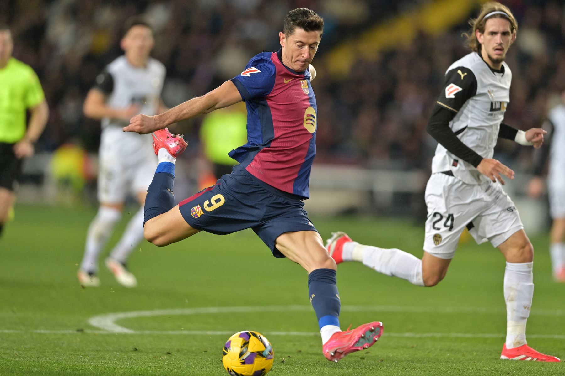 El delantero polaco  del Barcelona, ​​Robert Lewandowski, anota el sexto gol de su equipo durante el partido de fútbol de la liga española entre el FC Barcelona y el Valencia CF en el Estadi Olimpic Lluis Companys de Barcelona.
Foto: AFP