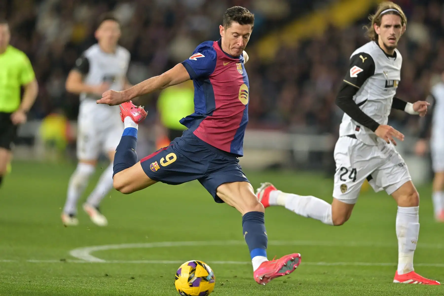 El delantero polaco  del Barcelona, ​​Robert Lewandowski, anota el sexto gol de su equipo durante el partido de fútbol de la liga española entre el FC Barcelona y el Valencia CF en el Estadi Olimpic Lluis Companys de Barcelona.
Foto: AFP