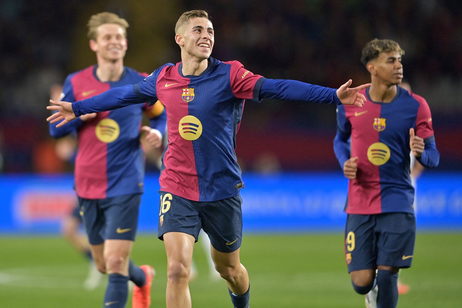 El centrocampista español del Barcelona, ​​Fermín López, celebra marcar el cuarto gol de su equipo durante el partido de fútbol de la liga española entre el FC Barcelona y el Valencia CF en el Estadi Olimpic Lluis Companys de Barcelona.
Foto: AFP