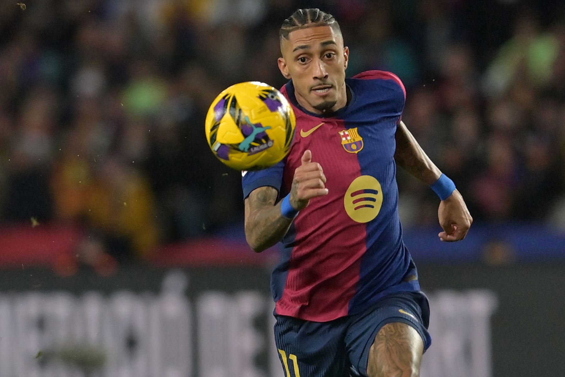 El delantero brasileño del Barcelona, ​​Raphinha, se prepara para marcar el tercer gol de su equipo durante el partido de fútbol de la liga española entre el FC Barcelona y el Valencia CF en el Estadi Olimpic Lluis Companys de Barcelona.
Foto: AFP