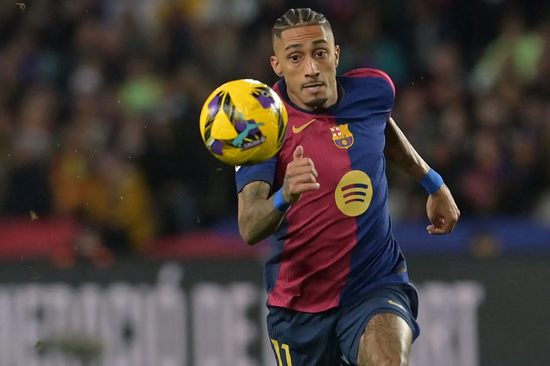 El delantero brasileño del Barcelona, ​​Raphinha, se prepara para marcar el tercer gol de su equipo durante el partido de fútbol de la liga española entre el FC Barcelona y el Valencia CF en el Estadi Olimpic Lluis Companys de Barcelona.
Foto: AFP