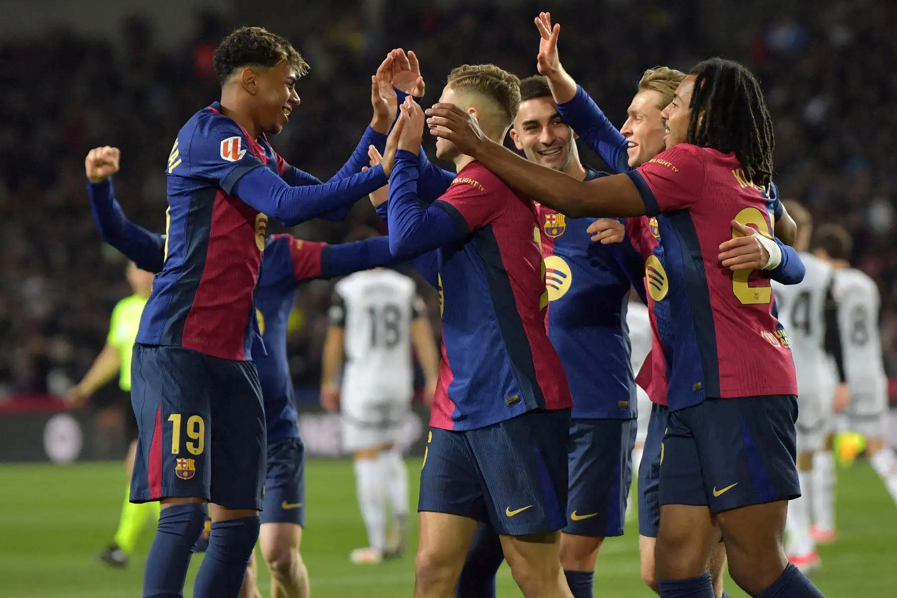 El centrocampista holandés del Barcelona Frenkie De Jong celebra con sus compañeros el primer gol de su equipo durante el partido de fútbol de la liga española entre el FC Barcelona y el Valencia CF en el Estadi Olimpic Lluis Companys de Barcelona.
Foto: AFP