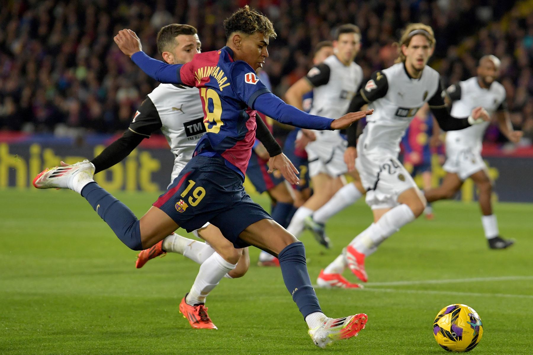 El delantero español del Barcelona #19 Lamine Yamal patea el balón durante el partido de fútbol de la liga española entre el FC Barcelona y el Valencia CF en el Estadi Olimpic Lluis Companys de Barcelona.
Foto: AFP