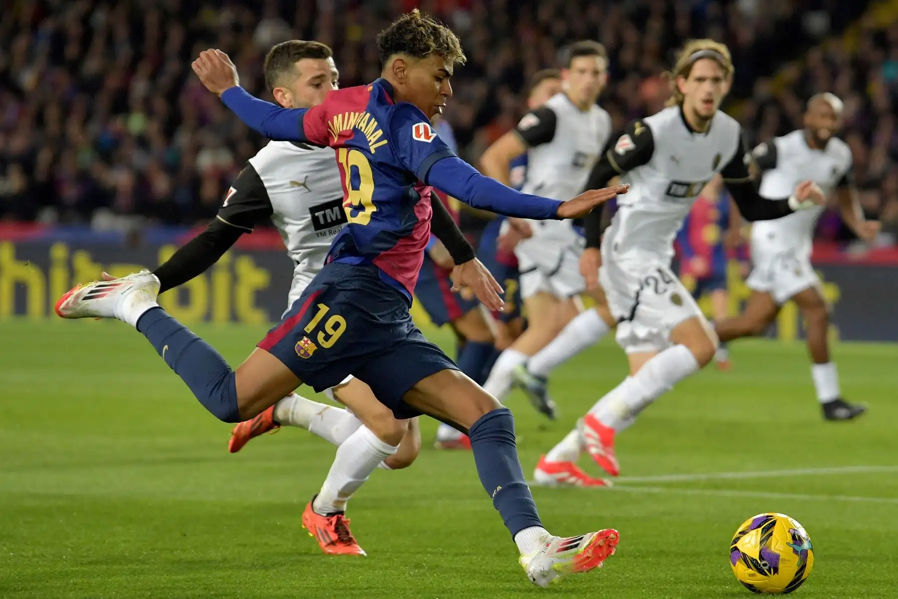 El delantero español del Barcelona #19 Lamine Yamal patea el balón durante el partido de fútbol de la liga española entre el FC Barcelona y el Valencia CF en el Estadi Olimpic Lluis Companys de Barcelona.
Foto: AFP