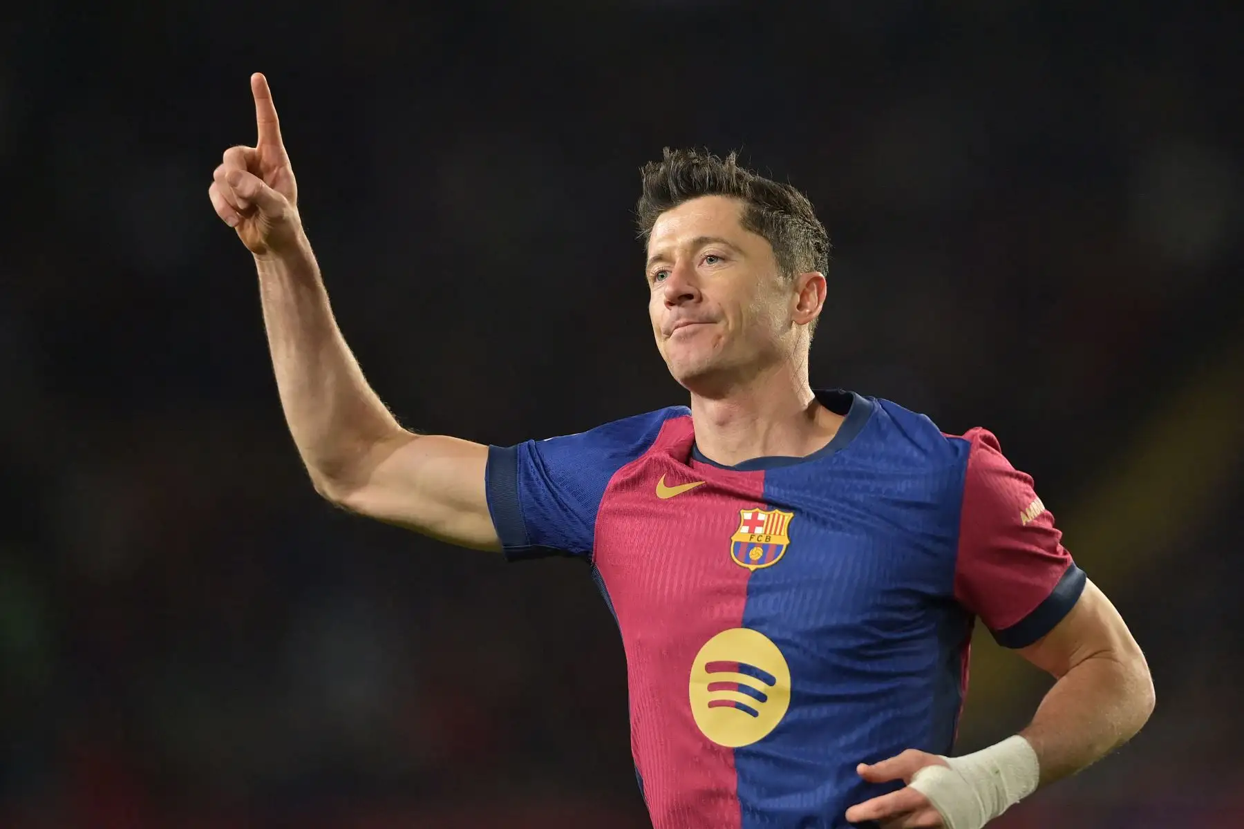 El delantero polaco  del Barcelona, ​​Robert Lewandowski, celebra marcar el sexto gol de su equipo durante el partido de fútbol de la liga española entre el FC Barcelona y el Valencia CF en el Estadi Olimpic Lluis Companys de Barcelona.
Foto: AFP