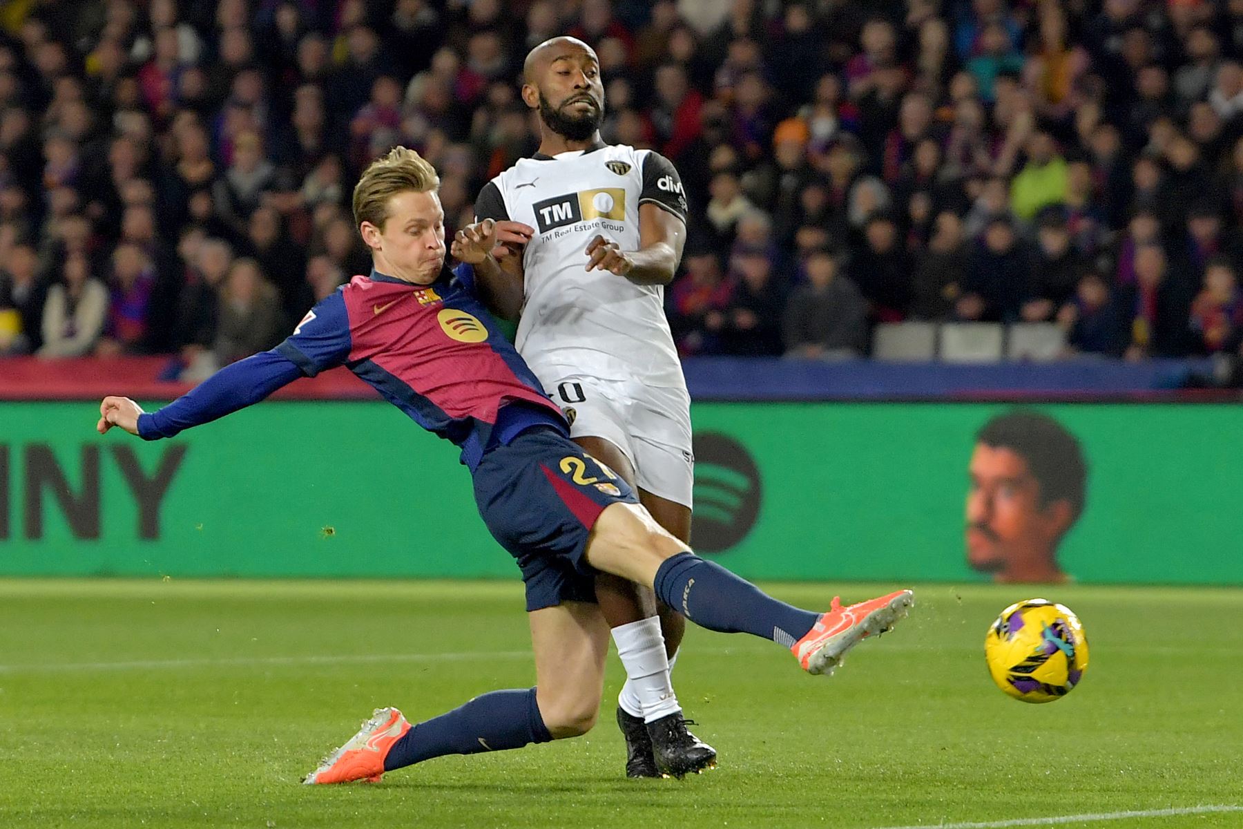 El centrocampista holandés del Barcelona Frenkie De Jong anota el primer gol de su equipo durante el partido de fútbol de la liga española entre el FC Barcelona y el Valencia CF en el Estadi Olimpic Lluis Companys de Barcelona.
Foto: AFP