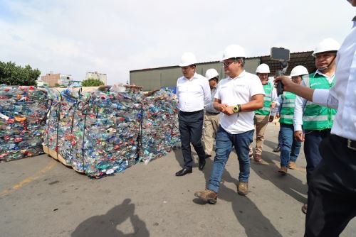 La planta procesa mensualmente alrededor de 250 toneladas de residuos sólidos, convirtiendo materiales desechados en productos comercializables.