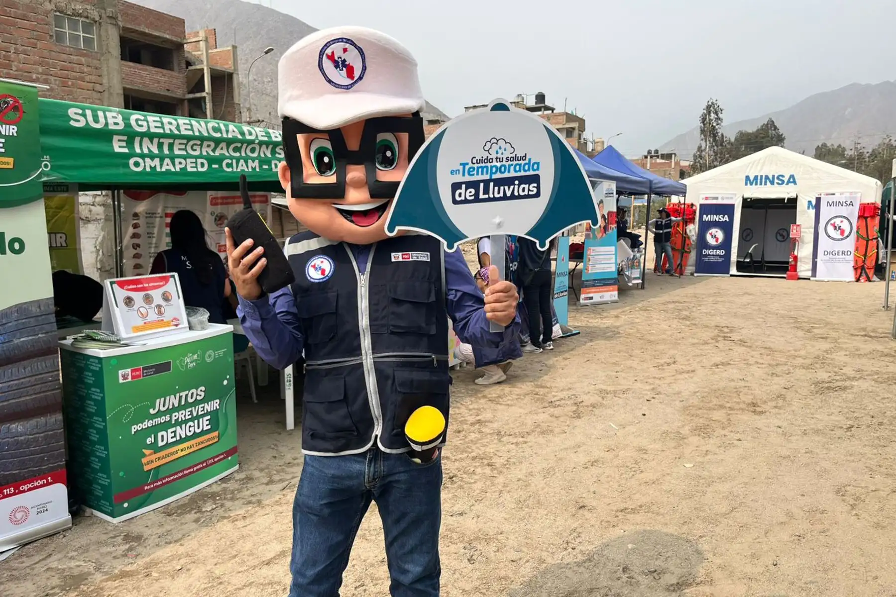 Cientos de familias de Lurigancho- Chosica participan en la feria de prevención "Cuida tu salud en temporada de lluvias", organizada por el Minsa y la municipalidad distrital en la Cooperativa Pablo Patrón. 
Foto: Minsa