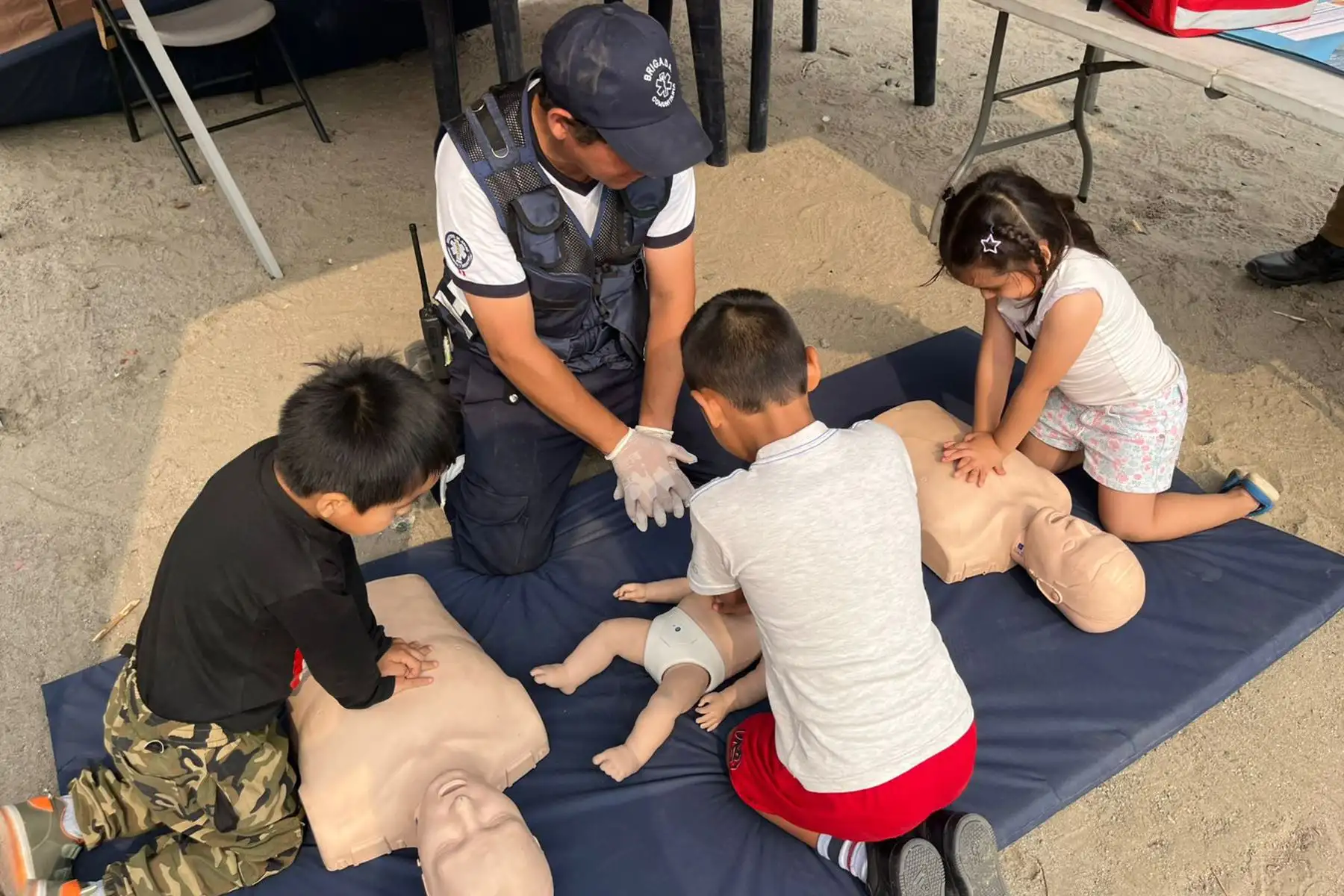 Cientos de familias de Lurigancho- Chosica participan en la feria de prevención "Cuida tu salud en temporada de lluvias", organizada por el Minsa y la municipalidad distrital en la Cooperativa Pablo Patrón. 
Foto: Minsa