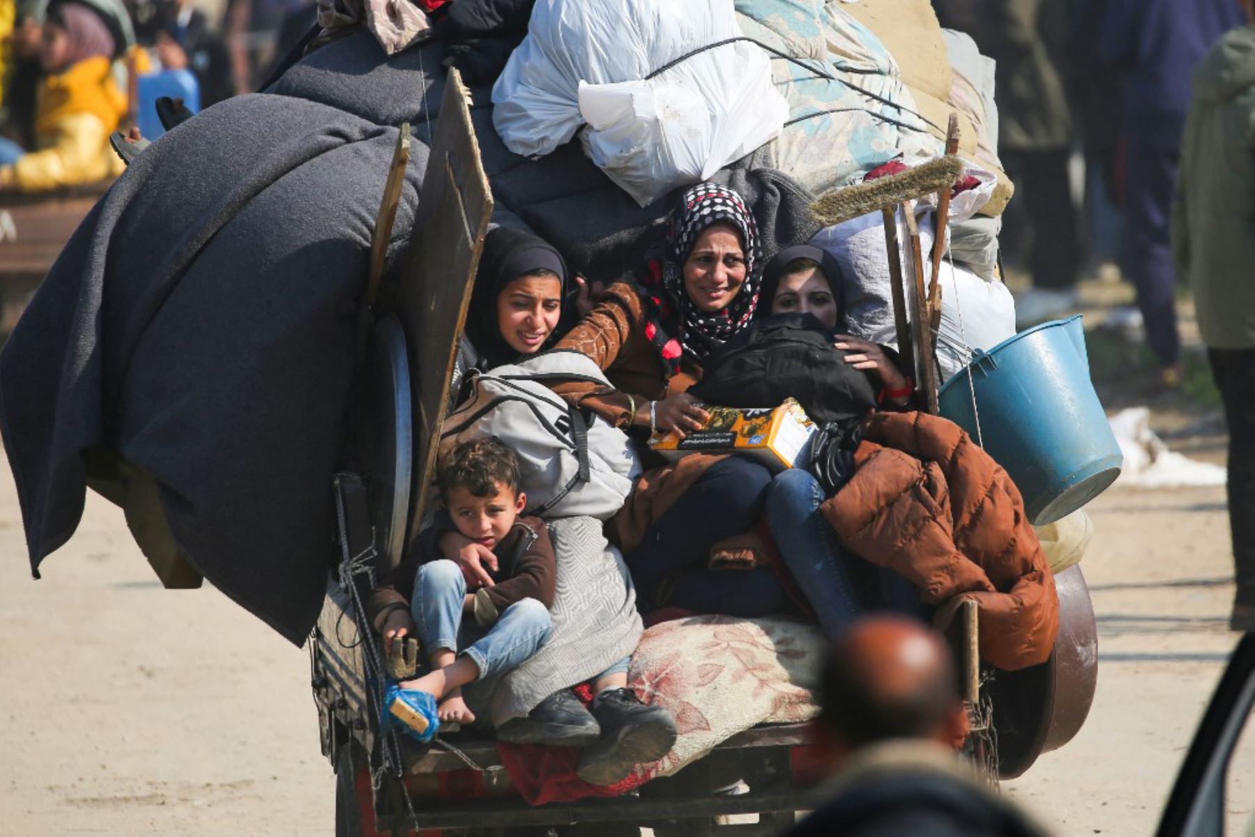 Decenas de miles de palestinos desplazados por la guerra comenzaron a regresar el lunes a sus casas en el norte de Gaza, después de que Israel y Hamás acordaran la liberación de otros seis rehenes en el marco de la tregua. Foto: AFP