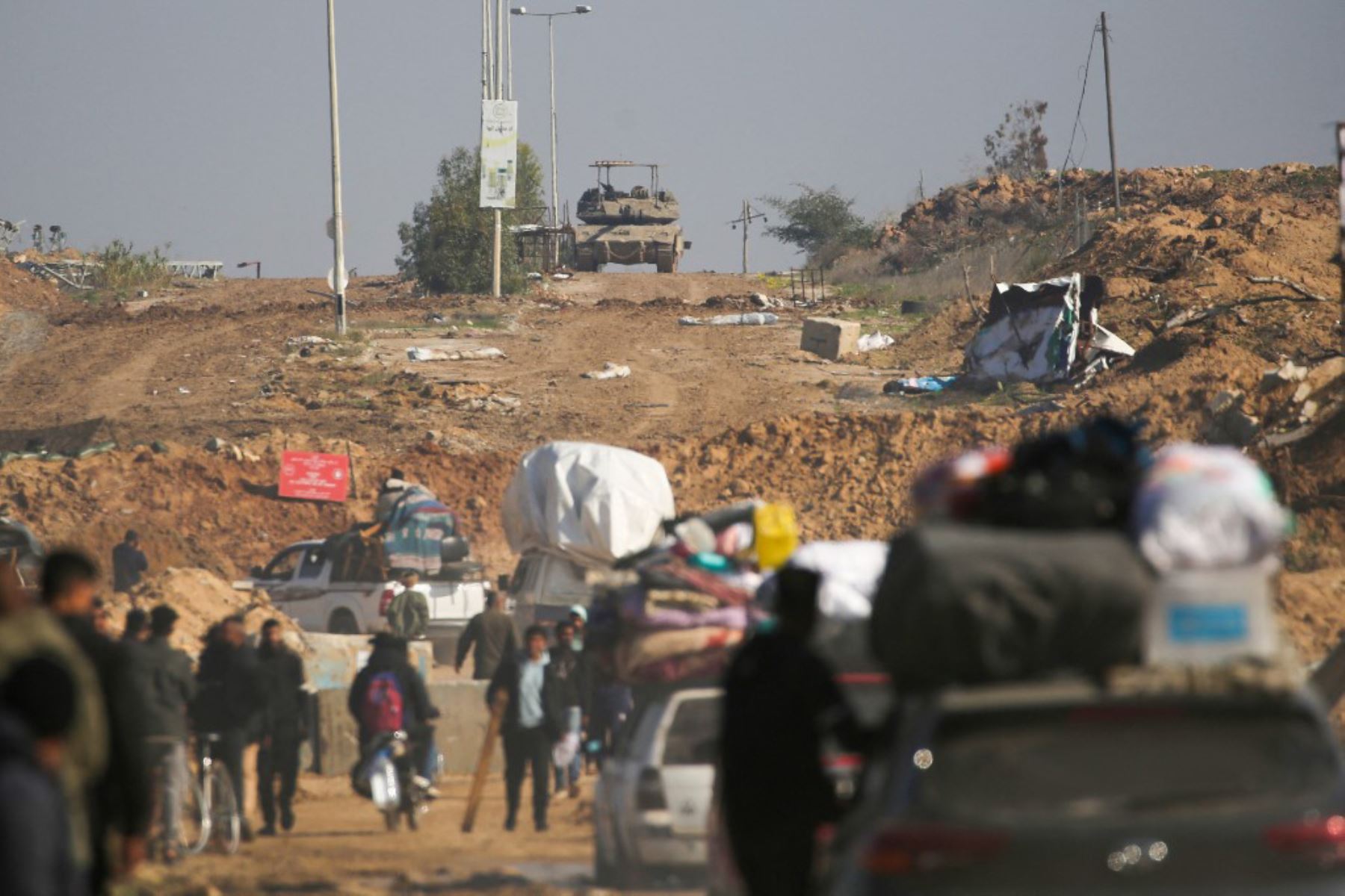 Decenas de miles de palestinos desplazados por la guerra comenzaron a regresar el lunes a sus casas en el norte de Gaza, después de que Israel y Hamás acordaran la liberación de otros seis rehenes en el marco de la tregua. Foto: AFP