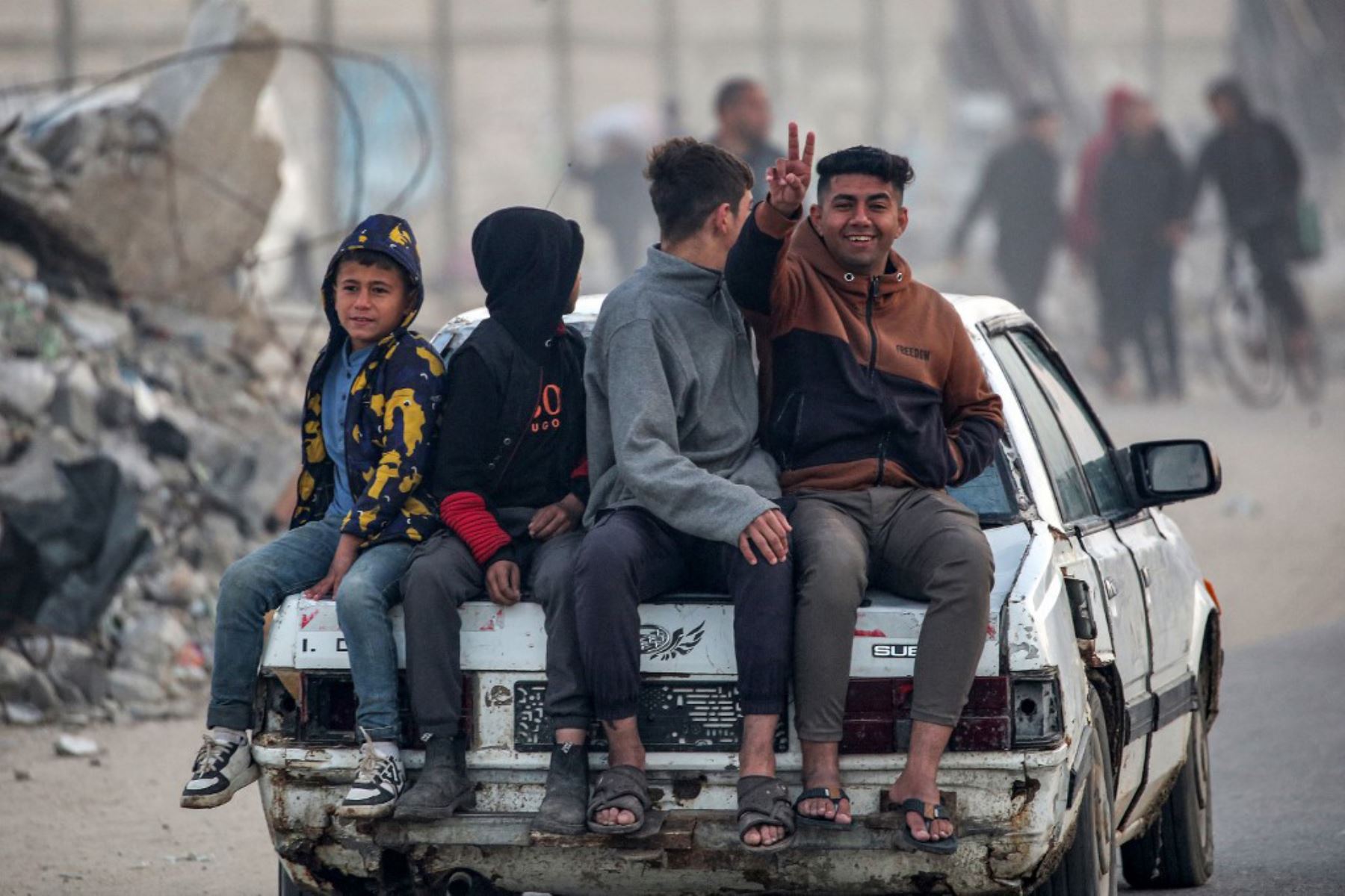 Una marea de gazatíes, hombres, mujeres y niños, caminando, cargados de equipaje o empujando carretas, por la carretera costera hacia el norte del territorio palestino. Foto: AFP