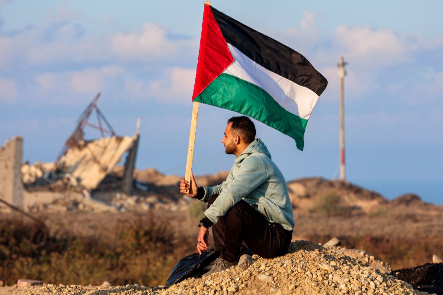 Una marea de gazatíes, hombres, mujeres y niños, caminando, cargados de equipaje o empujando carretas, por la carretera costera hacia el norte del territorio palestino. Foto: AFP