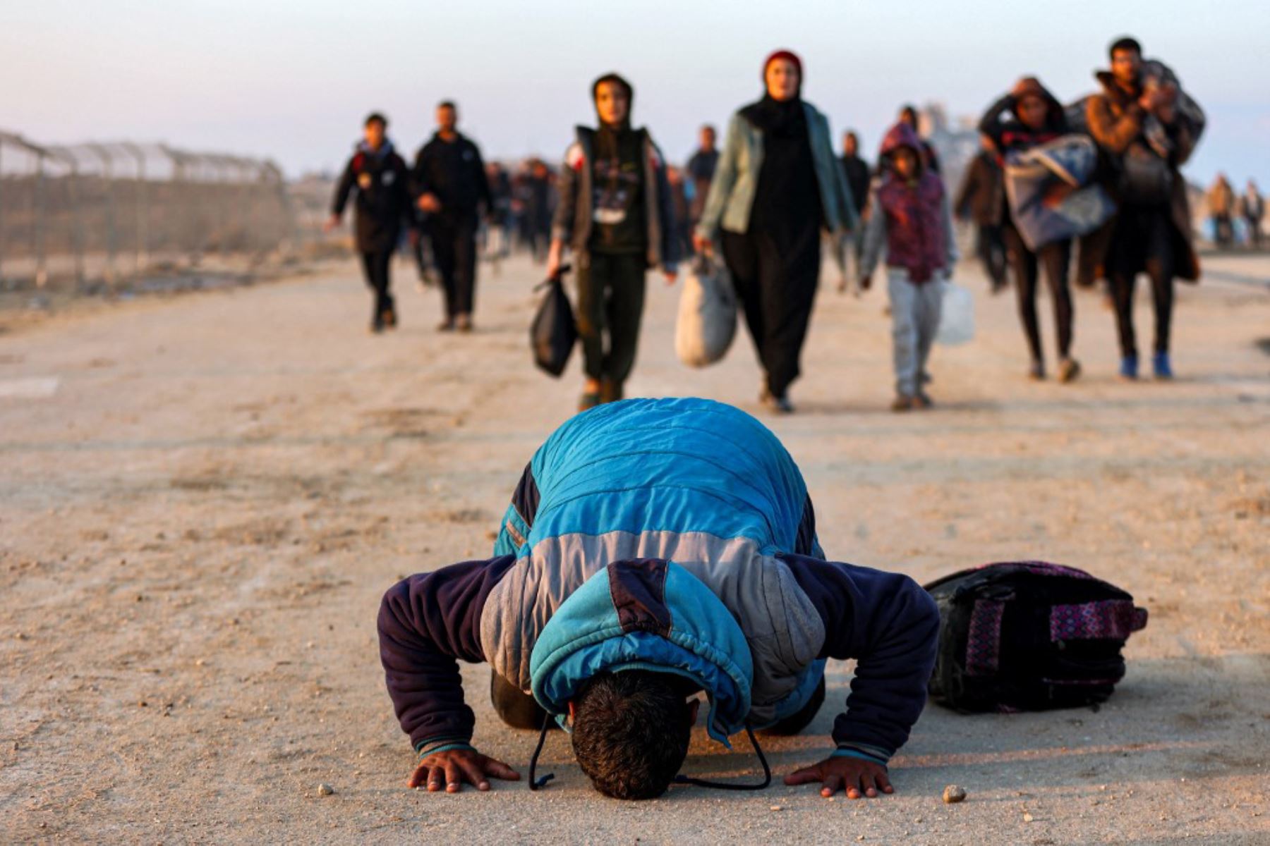 Una marea de gazatíes, hombres, mujeres y niños, caminando, cargados de equipaje o empujando carretas, por la carretera costera hacia el norte del territorio palestino. Foto: AFP