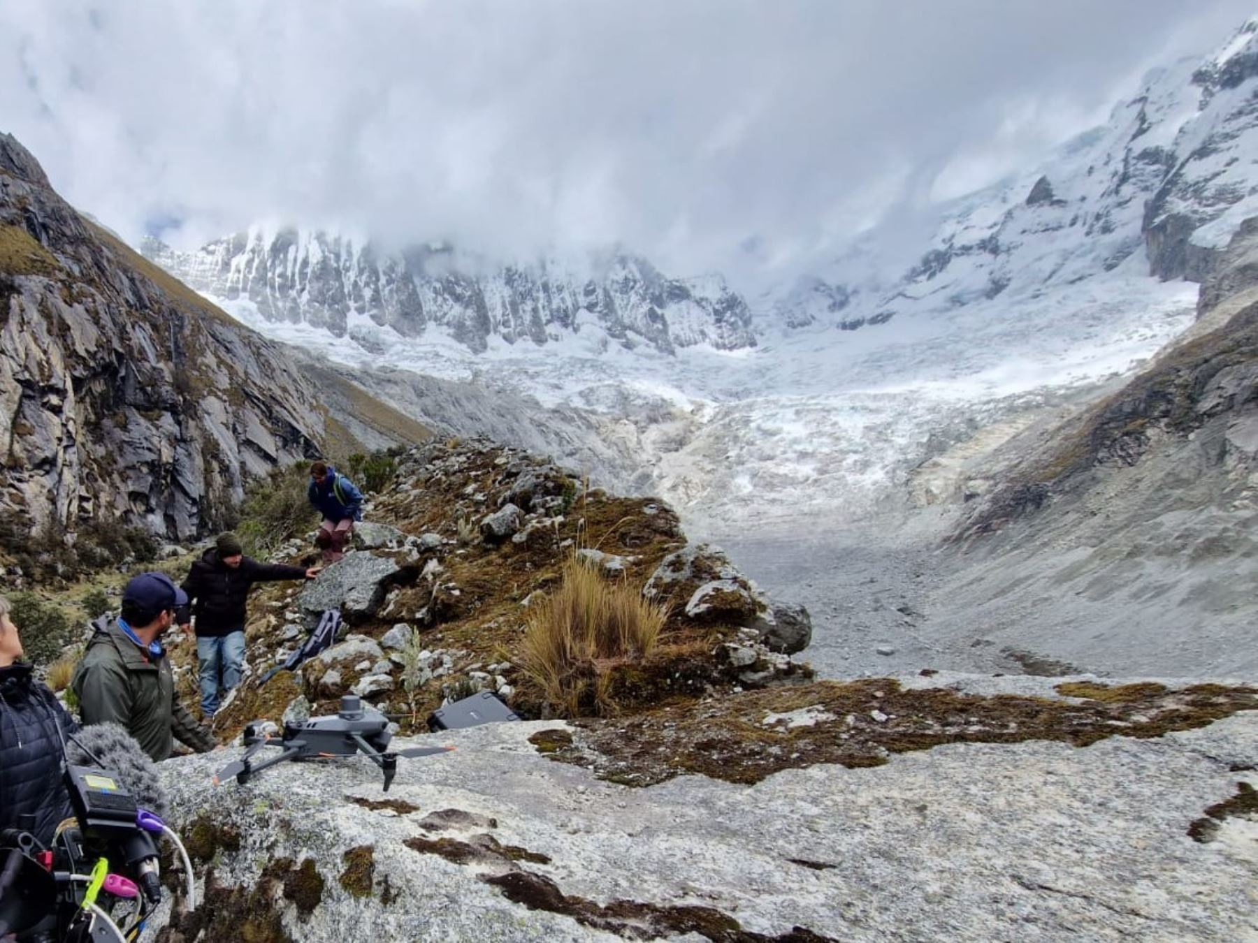 Con ayuda de modernos equipos tecnológicos, especialistas del Inaigem realizan estudio de glaciar Llaca para evaluar el impacto del cambio climático en el retroceso glaciar en la Cordillera Blanca, región Áncash. Foto: ANDINA/difusión.