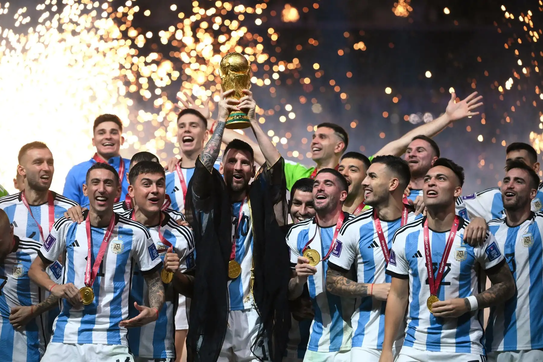 Lionel Messi levantó la Copa del Mundo tras la victoria de Argentina en Catar 2022. El título completó uno de los pocos logros que todavía faltaban en su carrera. Foto: ANDINA/Archivo.Foto: AFP
