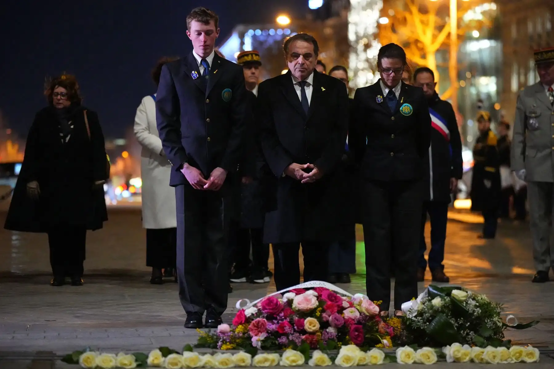 El presidente del Consistorio Central Israelita de Francia, Joel Mergui, se mantiene firme mientras coloca una corona de flores durante la ceremonia de Reavivar la Llama en la Tumba del Soldado Desconocido durante las conmemoraciones del 80 aniversario de la liberación del campo de concentración y exterminio nazi alemán de Auschwitz-Birkenau por el Ejército Rojo, con motivo del Día Internacional de Conmemoración del Holocausto, en el Arco del Triunfo en París. Foto: AFP