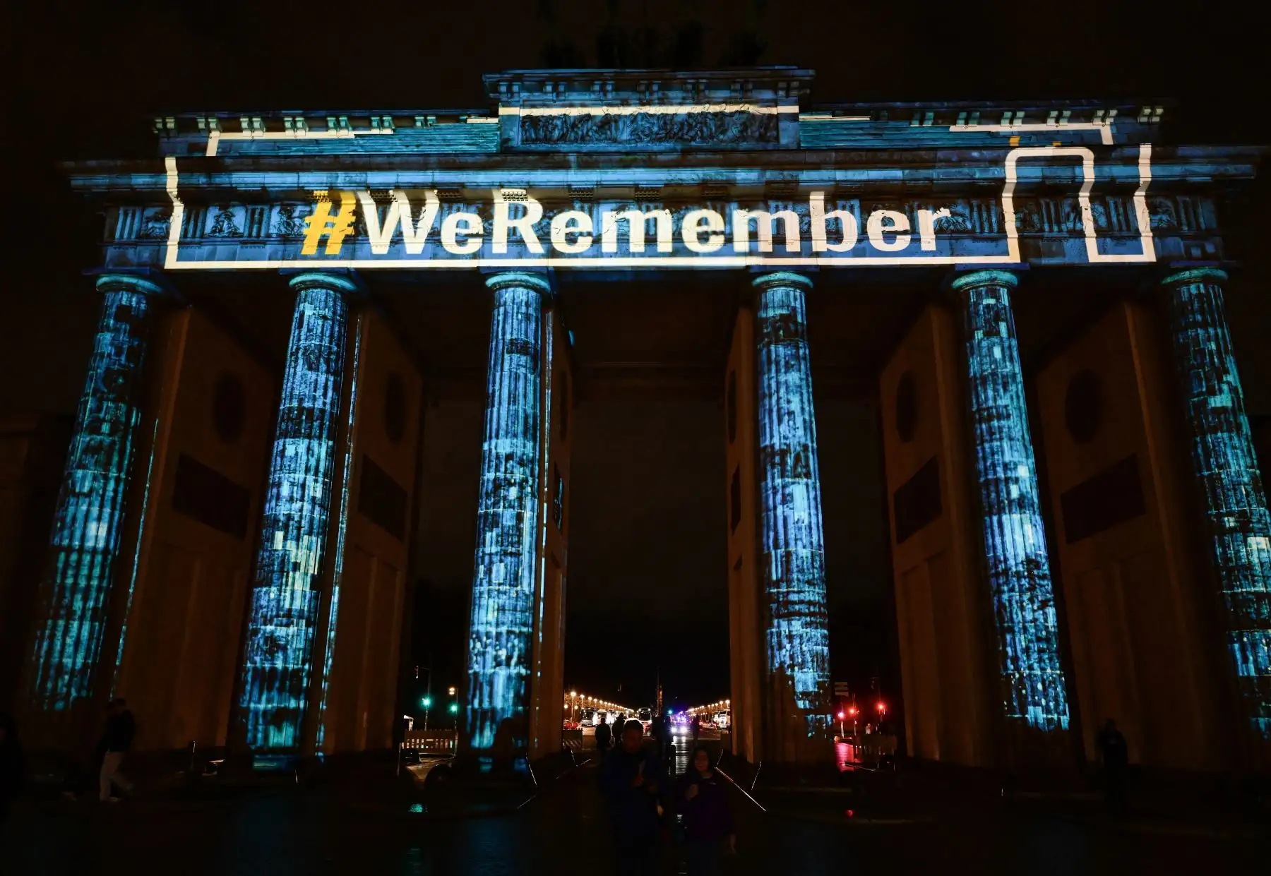 La Puerta de Brandeburgo, un hito de Berlín, se ilumina con la inscripción "WeRemember" el 27 de enero de 2025 en Berlín, como parte de las ceremonias conmemorativas por el 80 aniversario de la liberación del campo de concentración y exterminio nazi alemán de Auschwitz-Birkenau por el Ejército Rojo. Foto: ANDINA/AFP