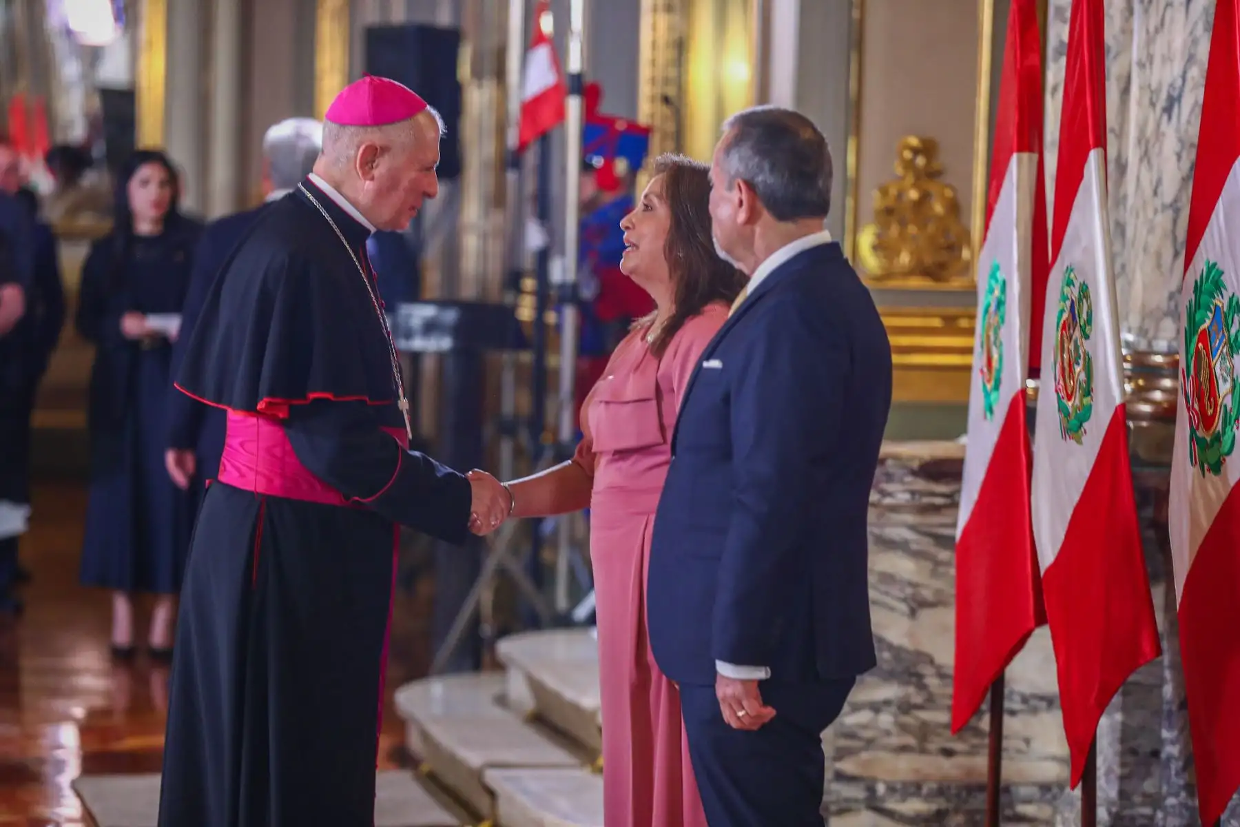 La jefa de Estado, Dina Ercilia Boluarte Zegarra, recibe el saludo del cuerpo diplomático en Palacio de Gobierno. Foto: ANDINA/Prensa Presidencia