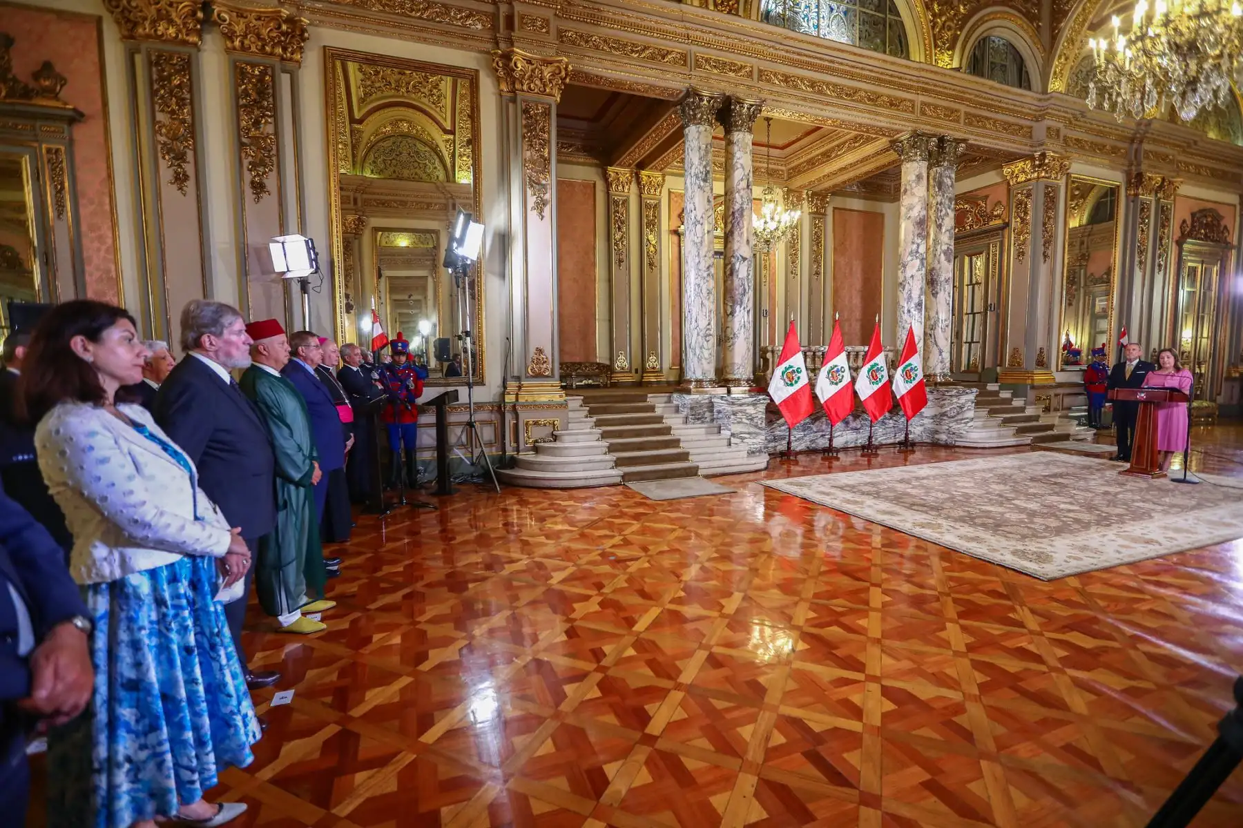 La jefa de Estado, Dina Ercilia Boluarte Zegarra, recibe el saludo del cuerpo diplomático en Palacio de Gobierno. Foto: ANDINA/Prensa Presidencia