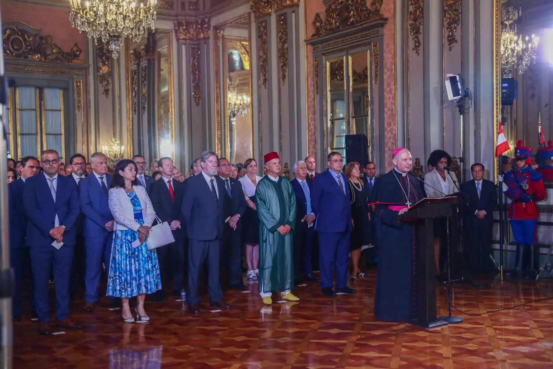 La jefa de Estado, Dina Ercilia Boluarte Zegarra, recibe el saludo del cuerpo diplomático en Palacio de Gobierno. Foto: ANDINA/Prensa Presidencia