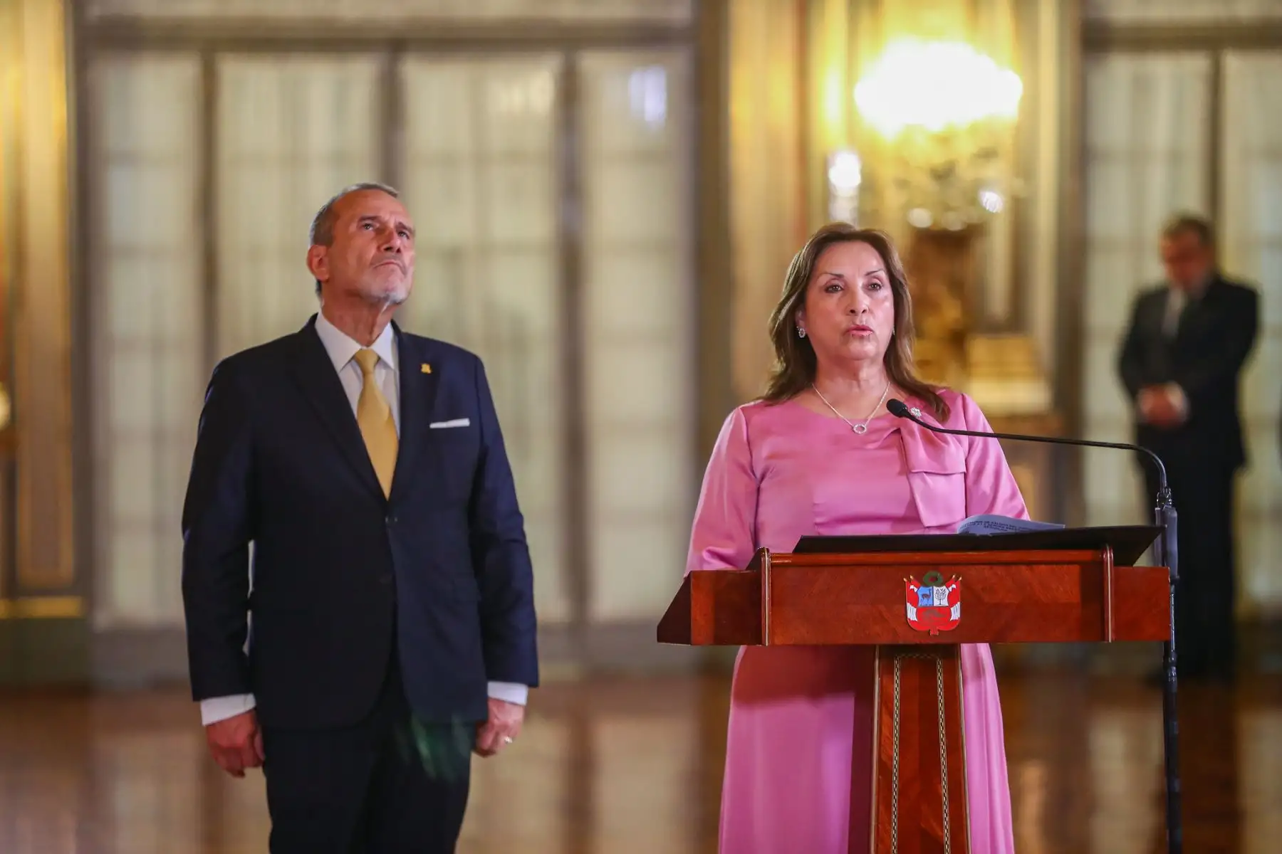 La jefa de Estado, Dina Ercilia Boluarte Zegarra, recibe el saludo del cuerpo diplomático en Palacio de Gobierno. Foto: ANDINA/Prensa Presidencia