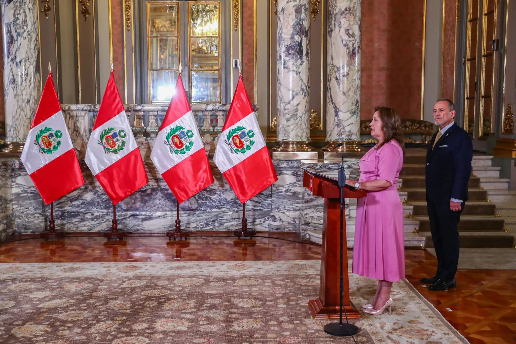 La jefa de Estado, Dina Ercilia Boluarte Zegarra, recibe el saludo del cuerpo diplomático en Palacio de Gobierno. Foto: ANDINA/Prensa Presidencia