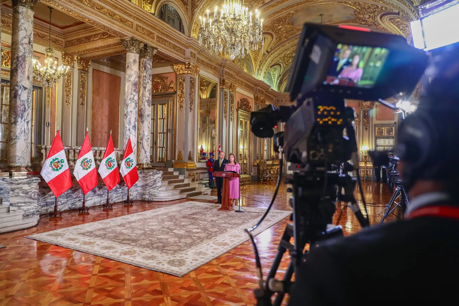 La jefa de Estado, Dina Ercilia Boluarte Zegarra, recibe el saludo del cuerpo diplomático en Palacio de Gobierno. Foto: ANDINA/Prensa Presidencia