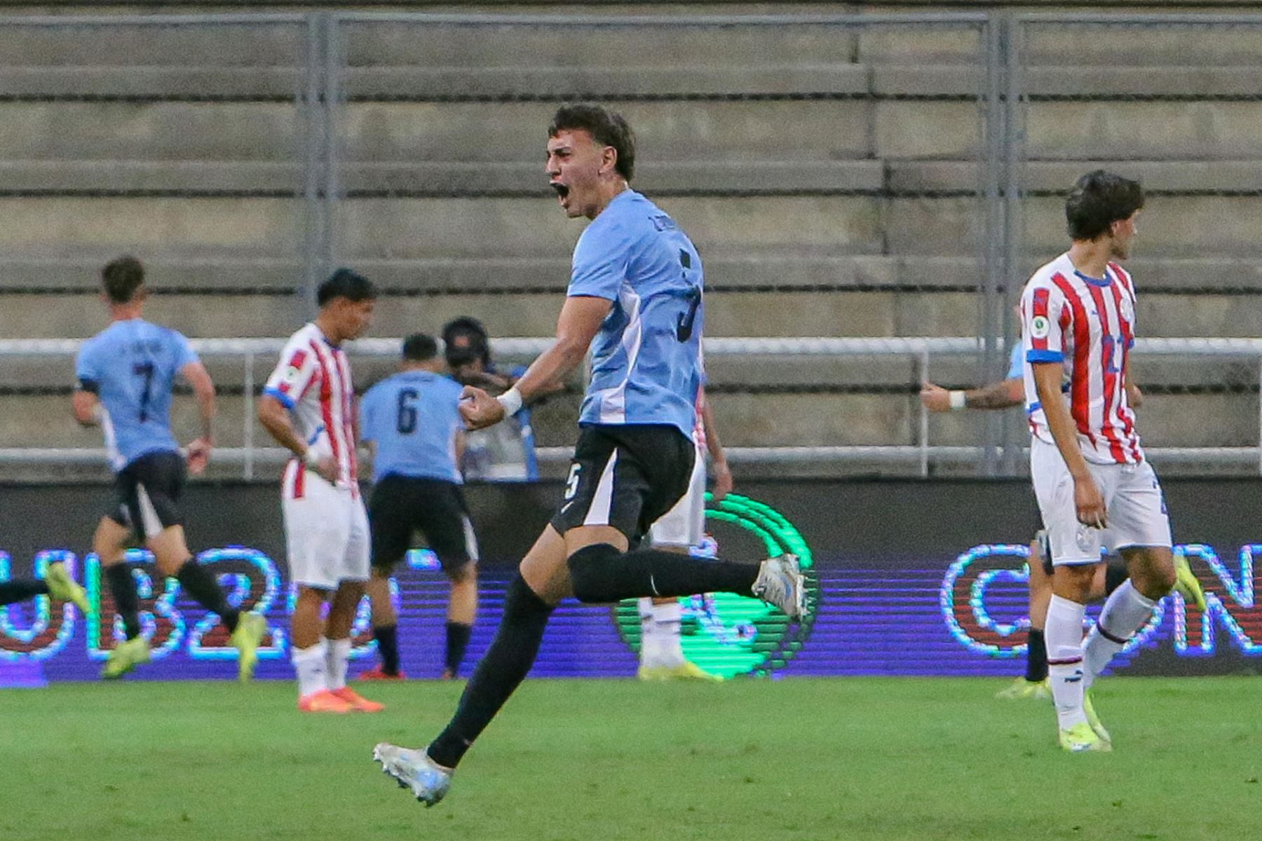 Juan Rodríguez de Uruguay celebra un gol este lunes, en un partido del Grupo A del Campeonato Sudamericano Sub-20 entre las selecciones de Uruguay y Paraguay en el estadio Metropolitano de Lara en Cabudare, Venezuela. Foto: EFE